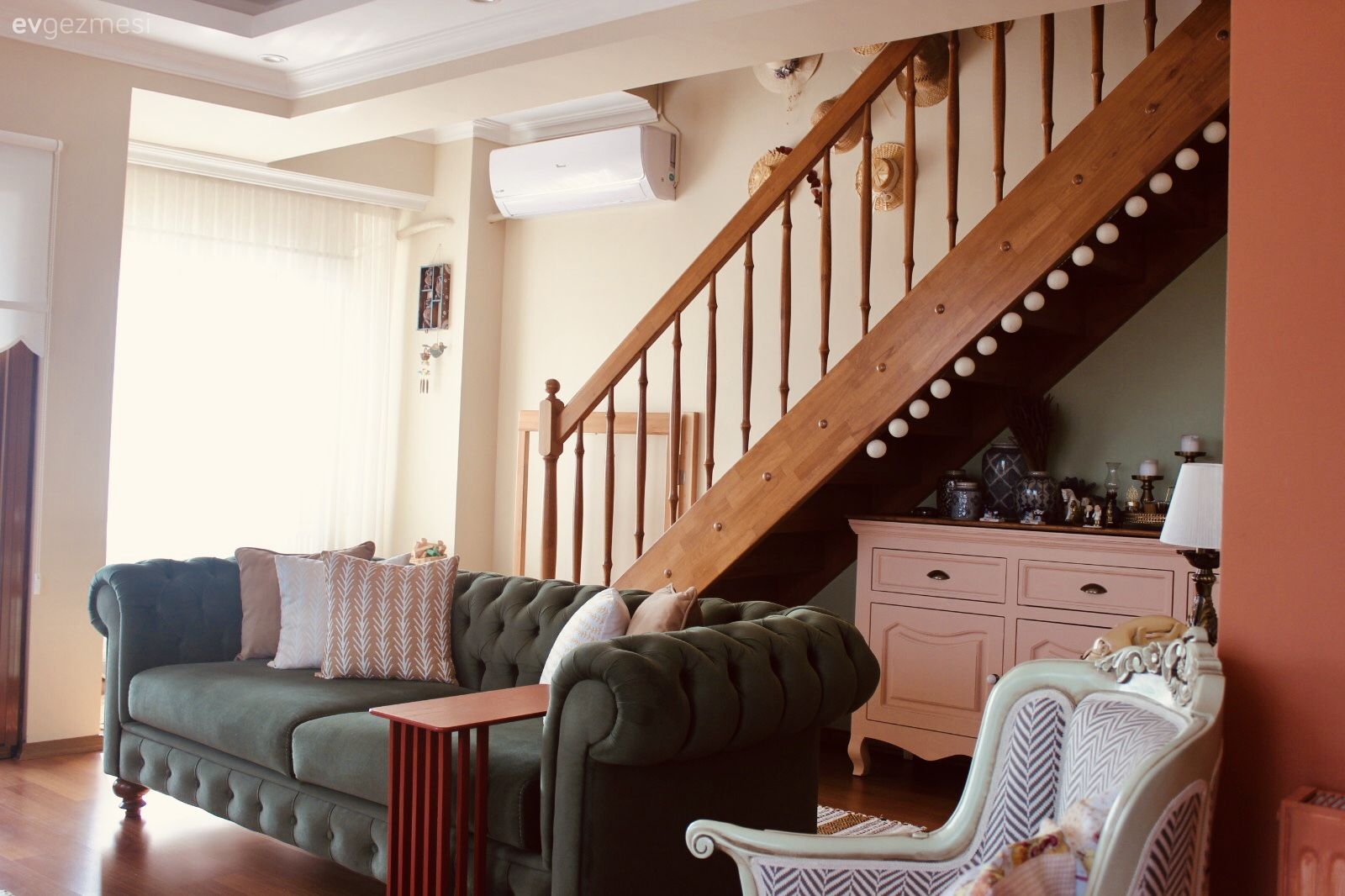 Dubleks evler, Merdiven, Ahşap merdiven, Koltuk takımı, Yeşil, Modern chesterfield, Kırlent, Ev tekstili, Ahşap Mobilya, Konsol, Bej, Tül perde, Perde, Abajur, Aydınlatma