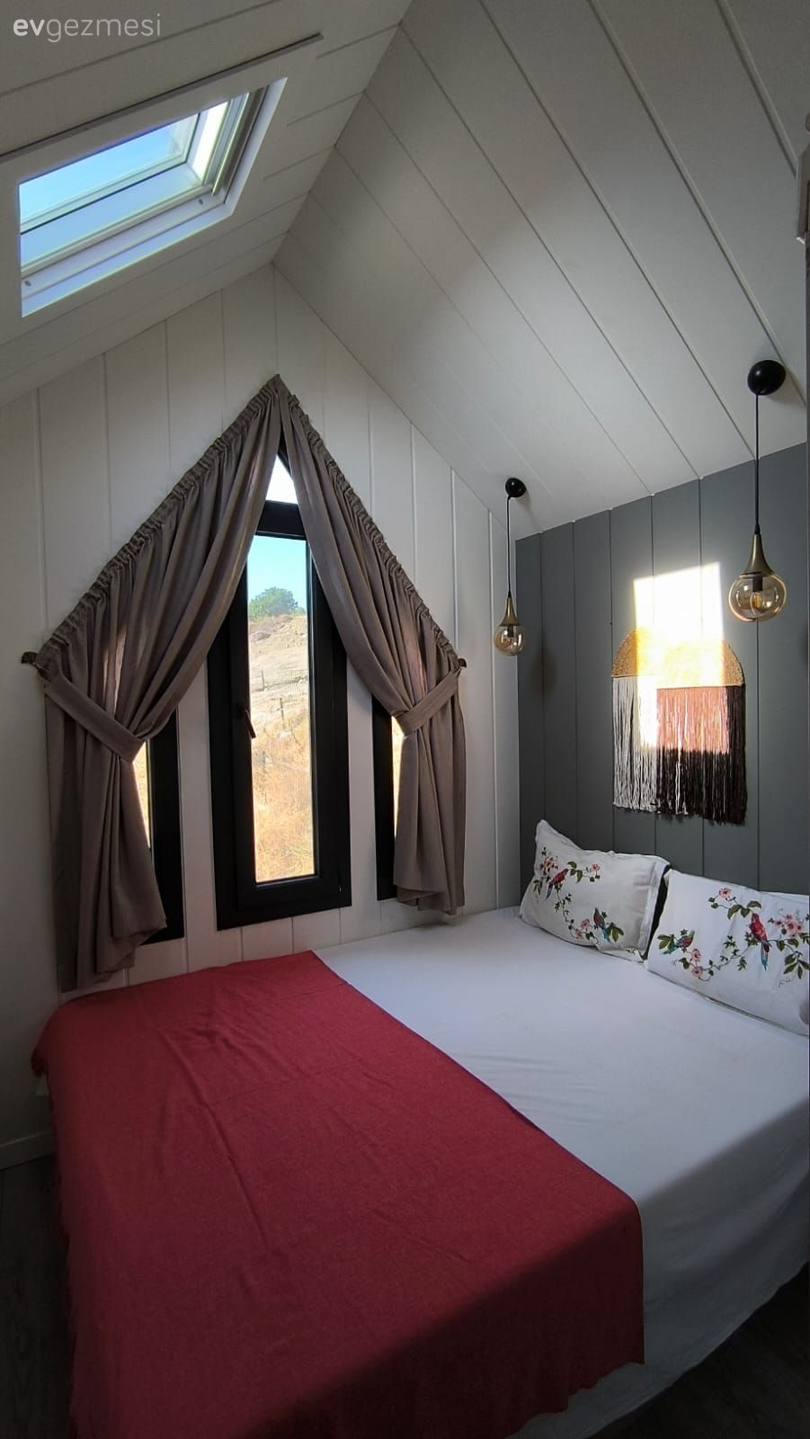 Yatak Odası, Loft daire, Beyaz, Kırmızı, Gri, Lambri, Pencere, Spot aydınlatma, Aydınlatma, Sarkıt, Yatak örtüsü