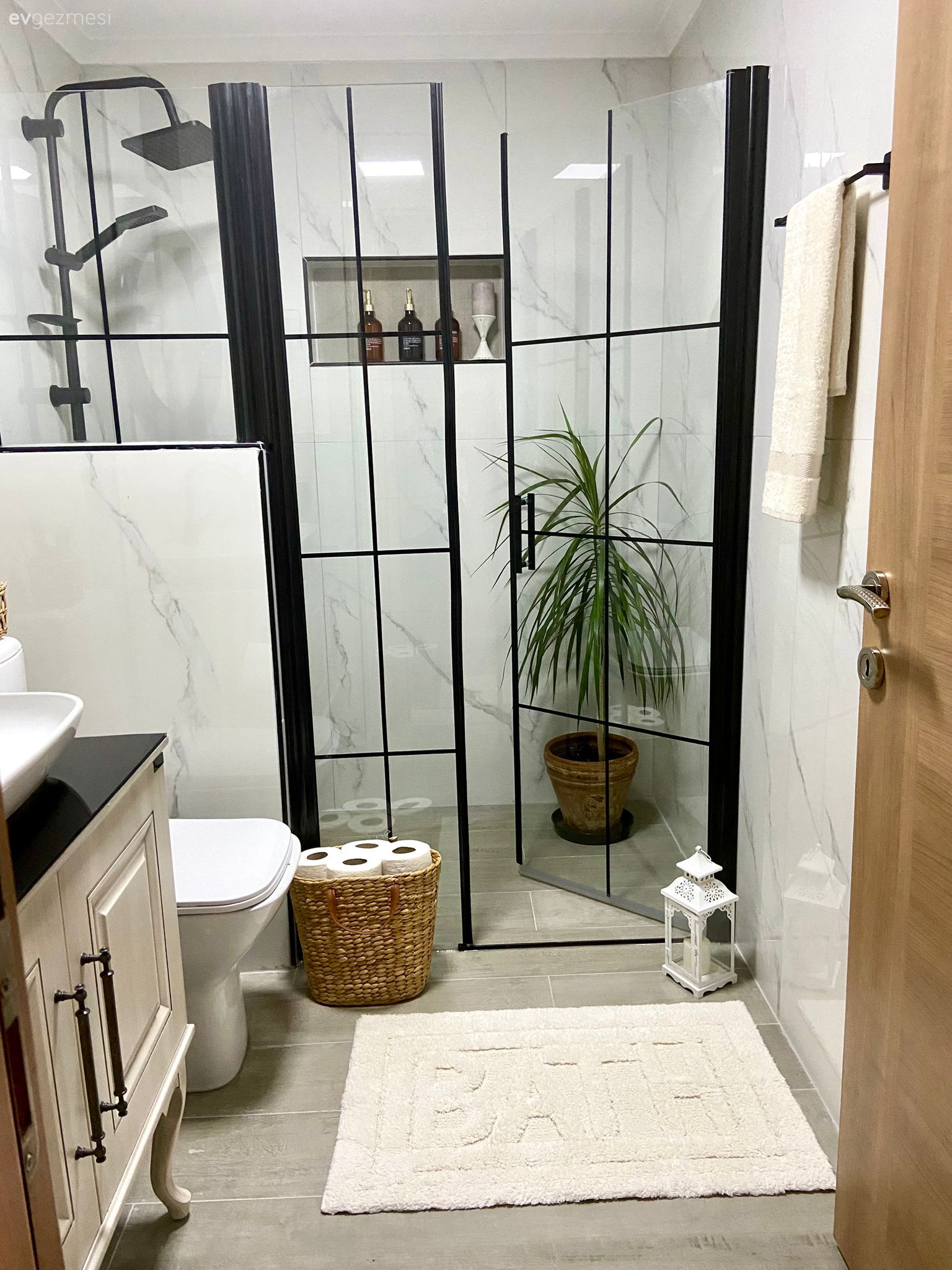 Banyo, Modern banyo, Beyaz, Siyah, Banyo dolabı, Banyo aynası, Banyo aksesuarları, Duşakabin, Banyo paspası, Ev bitkisi