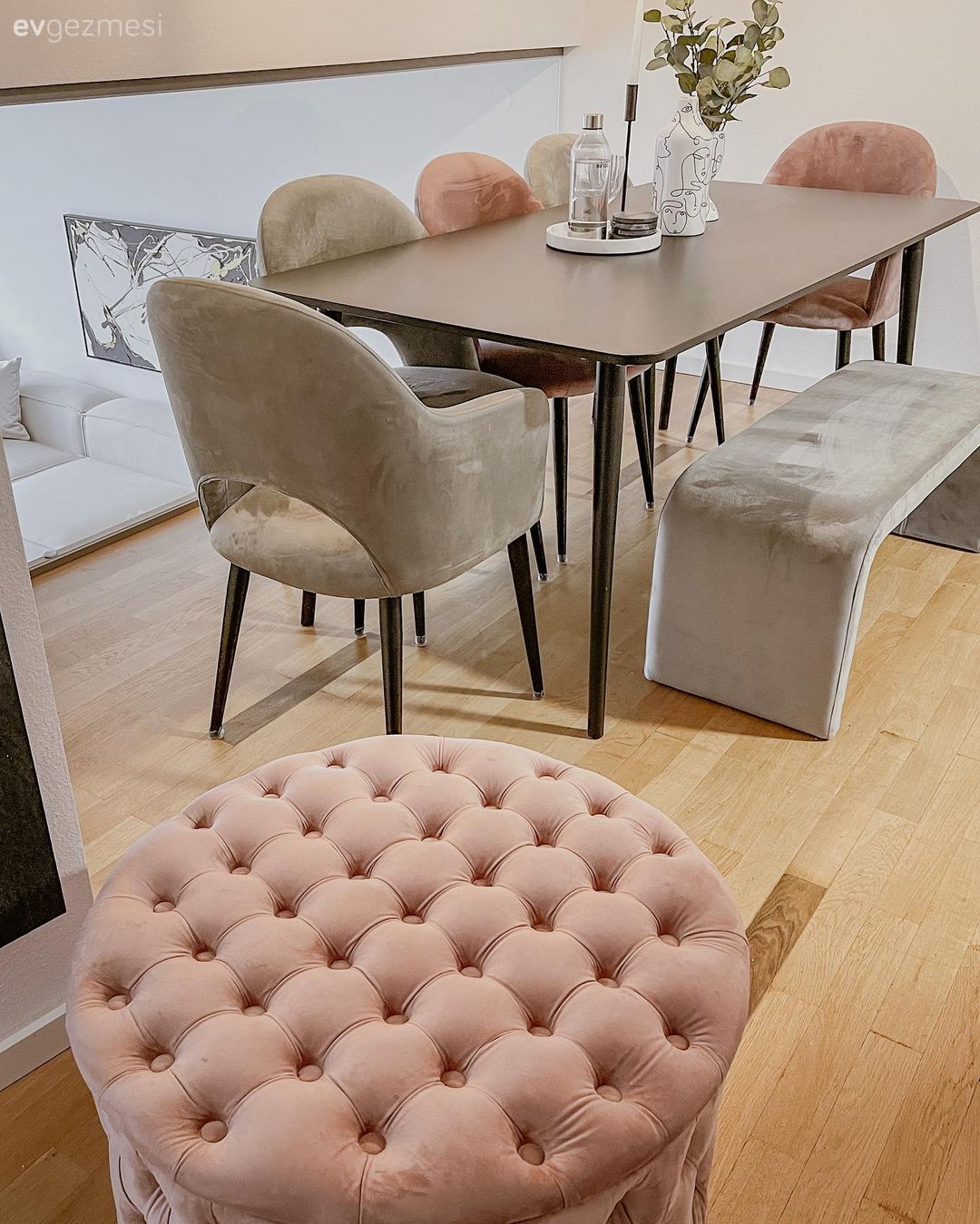 Bu Modern Evde Kıvrımlı Hatlar En Romantik Halleriyle Yerini Almış!