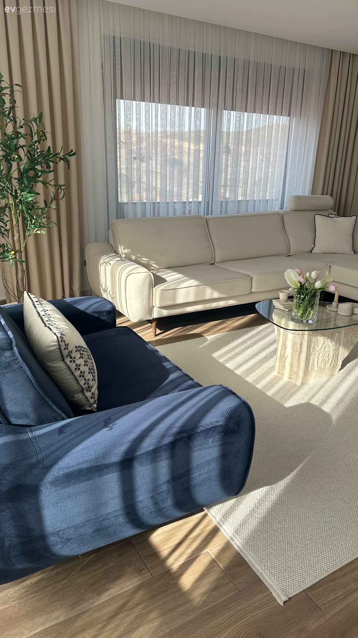 Bu Modern Evde Lacivert Vurgusu Dekora Hareket Katmış