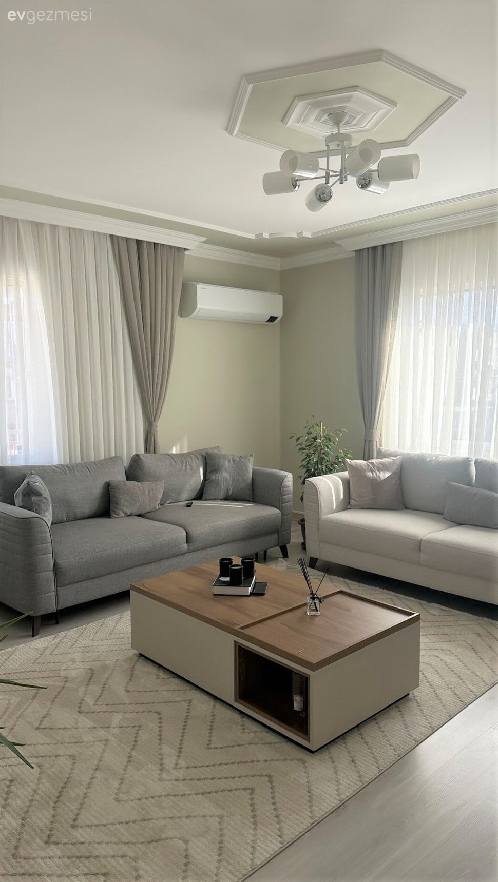 Salon, Modern, Gri, Bej, Koltuk takımı, Kırlent, Ev tekstili, Orta sehpa, Sehpa, Halı, Salon avizesi, Avize, Aydınlatma, Krem duvar