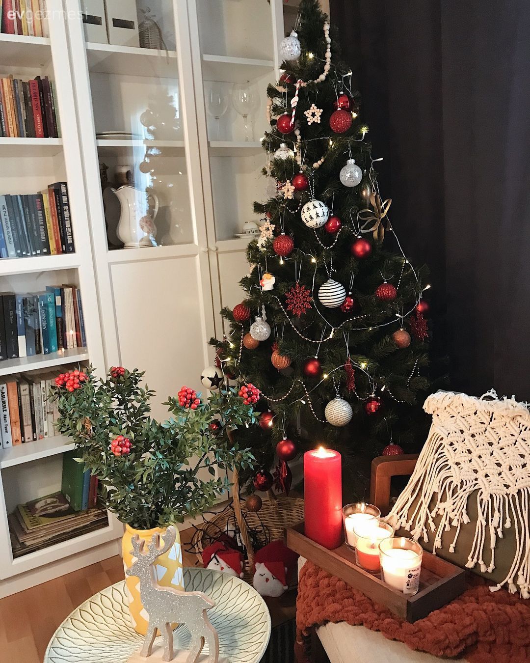 Kitaplık, Yılbaşı dekorasyonu, Bohem Dekorasyon, Beyaz, Çam ağacı