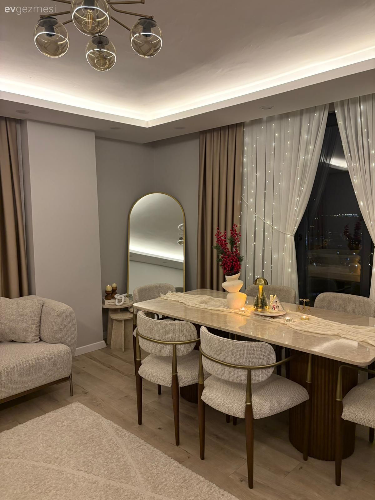Fon perde, Perde, Tül perde, Kahverengi, Beyaz, Yemek masası, Sandalye, Boy aynası, Ayna, Avize, Aydınlatma, Dekoratif Objeler