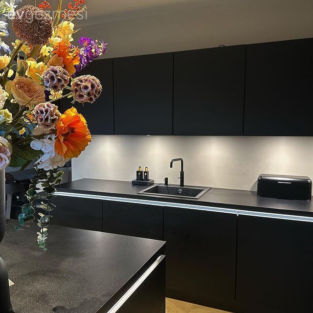 Mutfak, Modern mutfak, Siyah, Kulpsuz mutfak dolabı, Ada mutfak, Mutfak aksesuarları, Mutfak tezgahı, Mutfak tezgah arası, Tezgah arası doğal taş