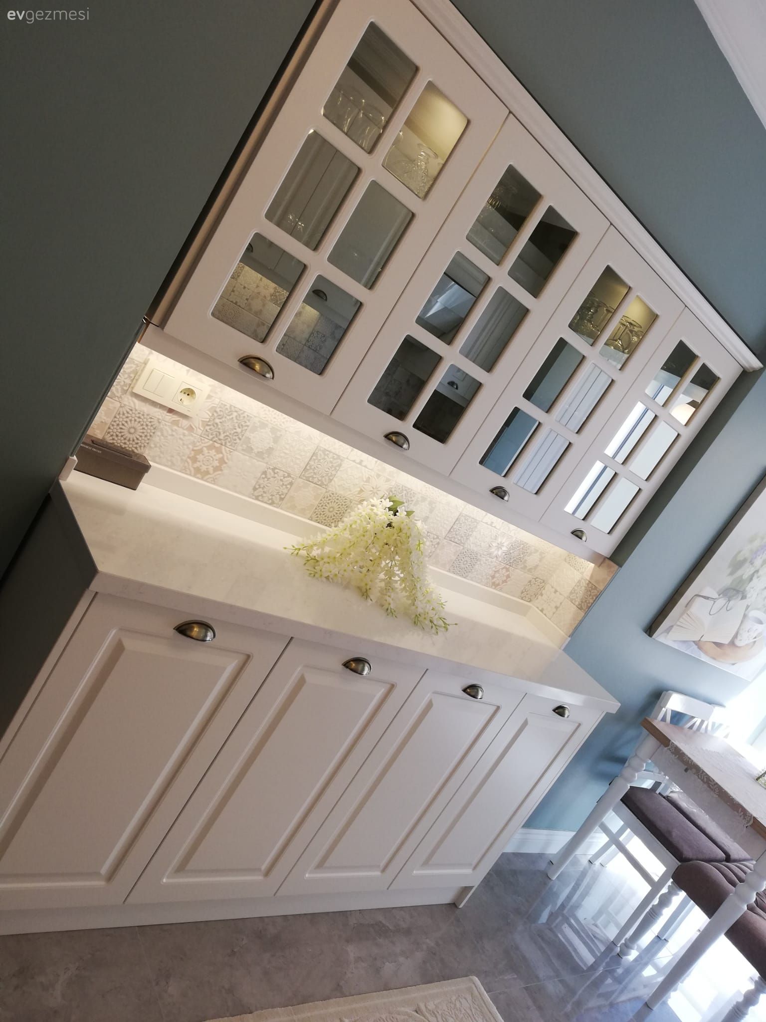 Mavi duvar, Beyaz, Shaker kapaklı dolaplar, Mutfak, Mutfak tezgahı, Mutfak tezgah arası, Tezgah arası seramik