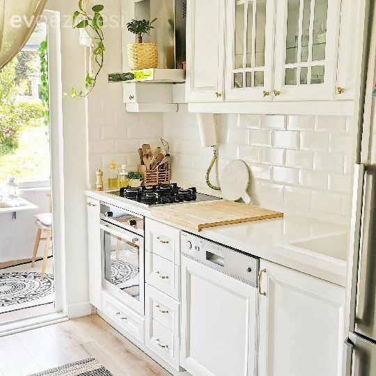 Mutfak, Beyaz mutfak, Beyaz ve ahşap mutfak, Beyaz, Mutfak tezgahı, Mutfak tezgah arası, Tezgah arası seramik, Davlumbaz, Ankastre, Mutfak perdesi, Ev bitkisi