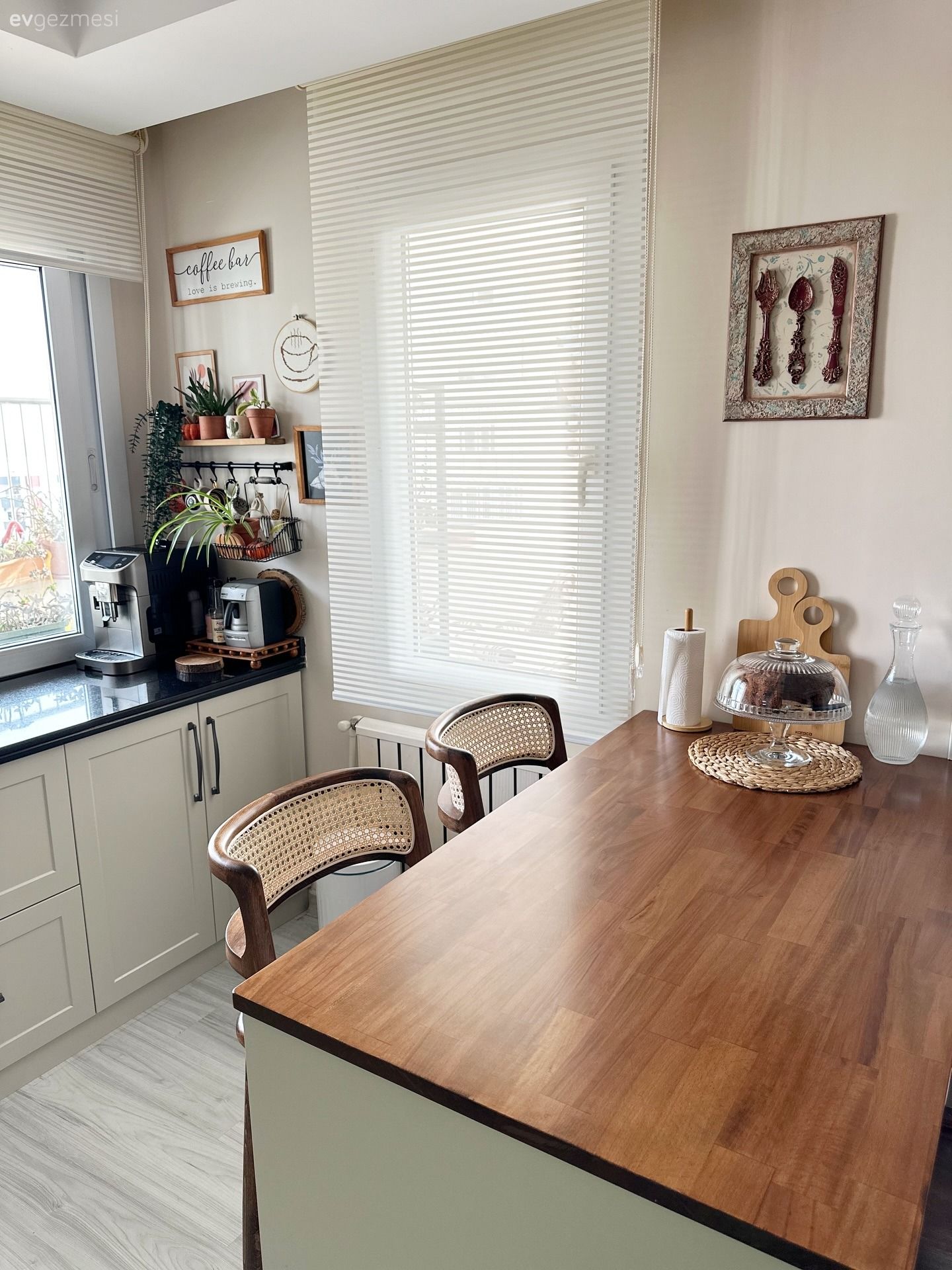 Kırmızı Dolaplarla Vedalaşan Bu Mutfak Ferahlığa Adım Atmış