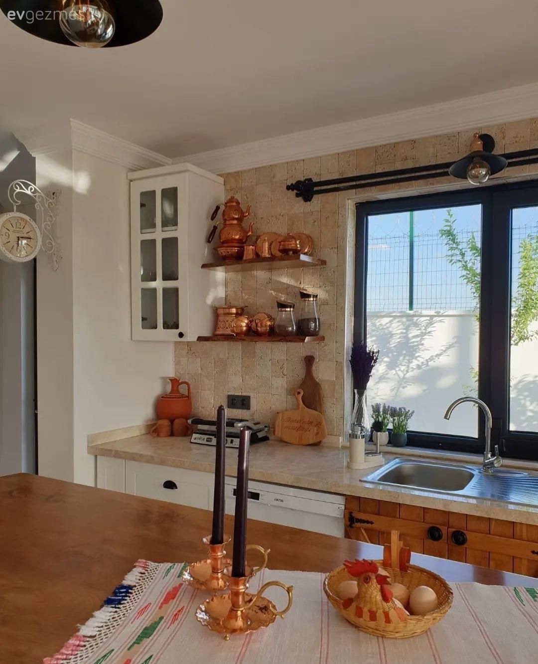 Mutfak aksesuarları, Mutfak, Mutfak tezgahı, Mutfak tezgah arası, Tezgah arası doğal taş, Beyaz ve ahşap mutfak