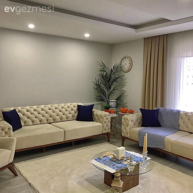 Salon, Modern, Beyaz, Lacivert, Mavi, Krem, Koltuk takımı, Halı, Salon halısı, Vizon, Bej, Orta sehpa, Sehpa, Dekoratif Objeler, Spot aydınlatma, Aydınlatma, Fon perde, Perde, Tül perde