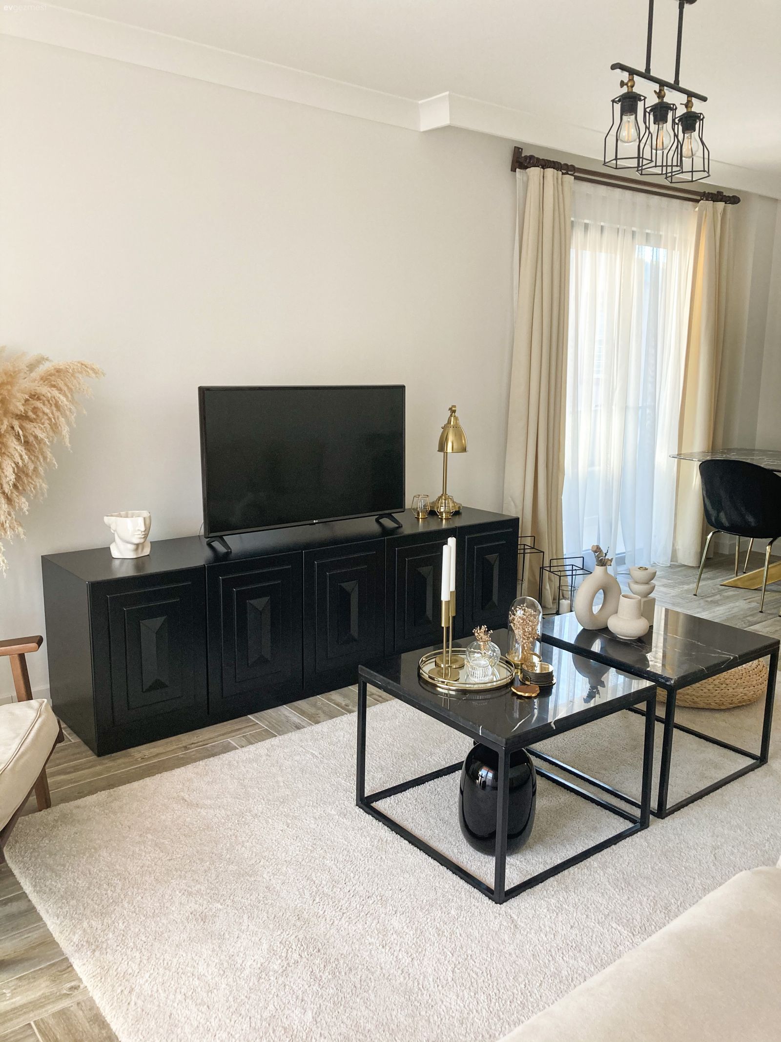 Salon, Modern, Siyah, Orta sehpa, Sehpa, Halı, Beyaz, Bej, Krem, Tv ünitesi, Tv ünitesi aksesuarları, Ev Aksesuar, Avize, Aydınlatma, Salon avizesi, Fon perde, Perde, Tül perde, Dekoratif Objeler