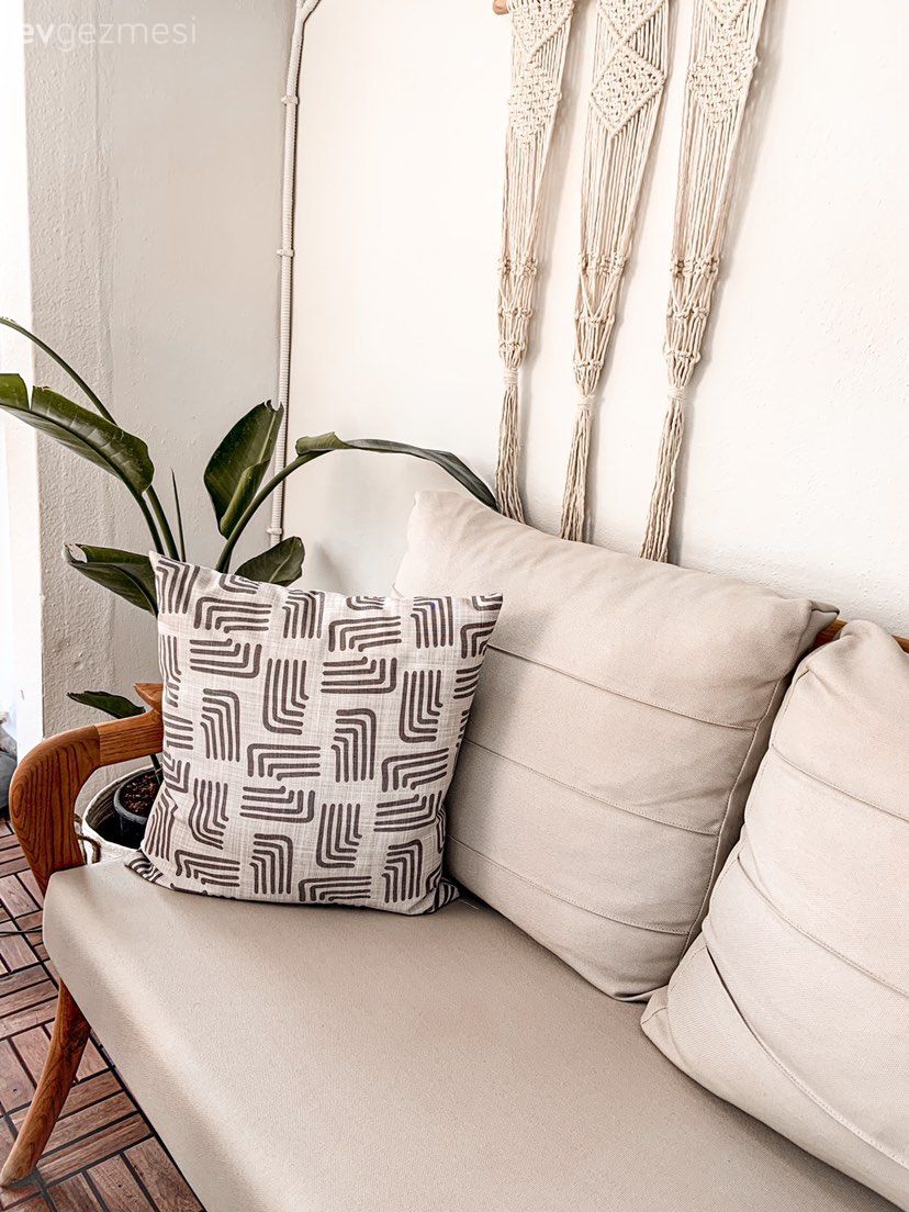 Bu İzmir Evinin Balkonunda Ahşaplar Ön Planda