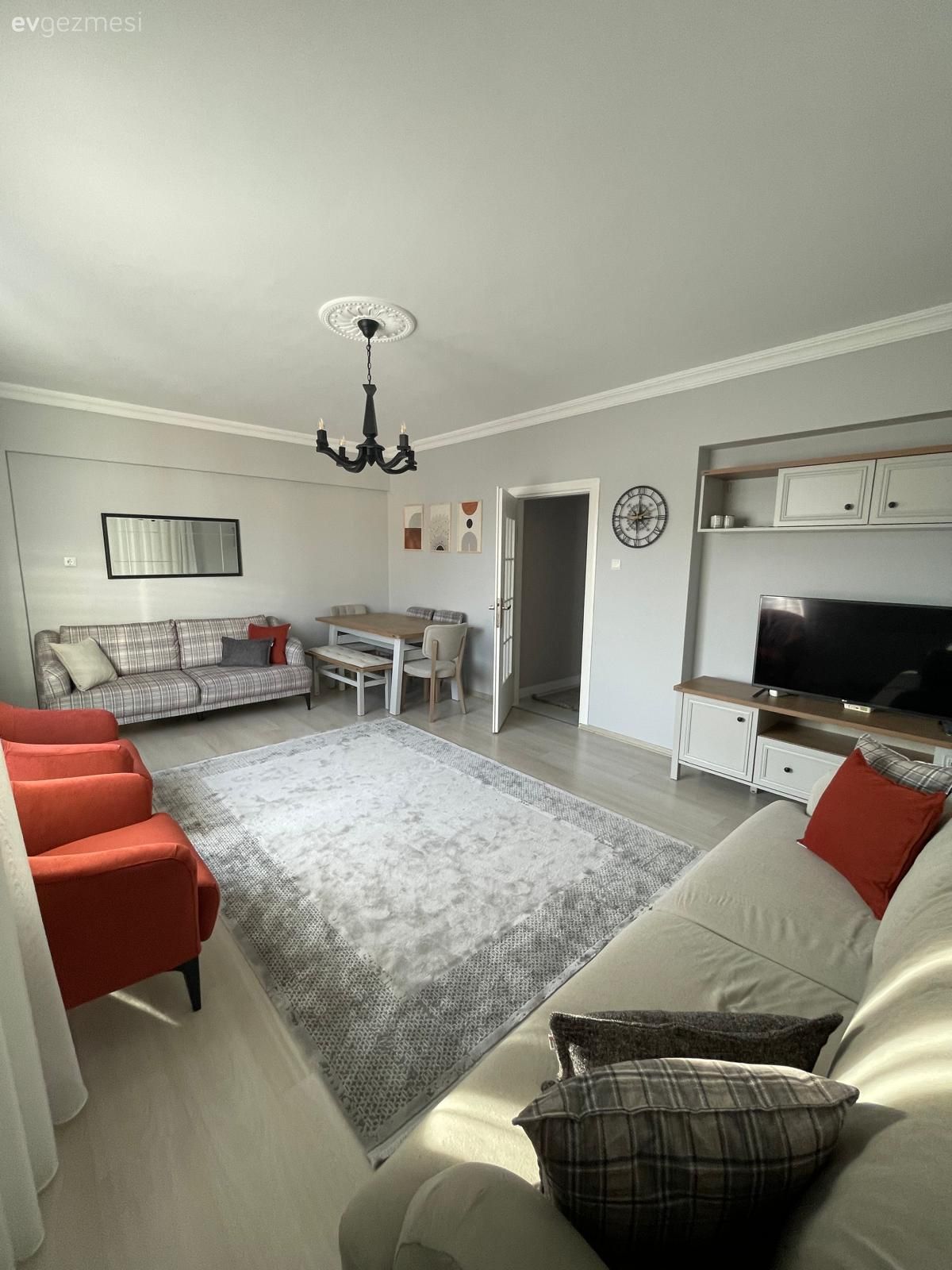 Salon, Country, Bej, Krem, Turuncu, Ekose desen, Desenler, Kırlent, Ev tekstili, Sandalye, Yemek masası, Ahşap Mobilya, Ayna, Lambader, Aydınlatma, Tablo, Duvar dekorasyonu, Avize, Halı