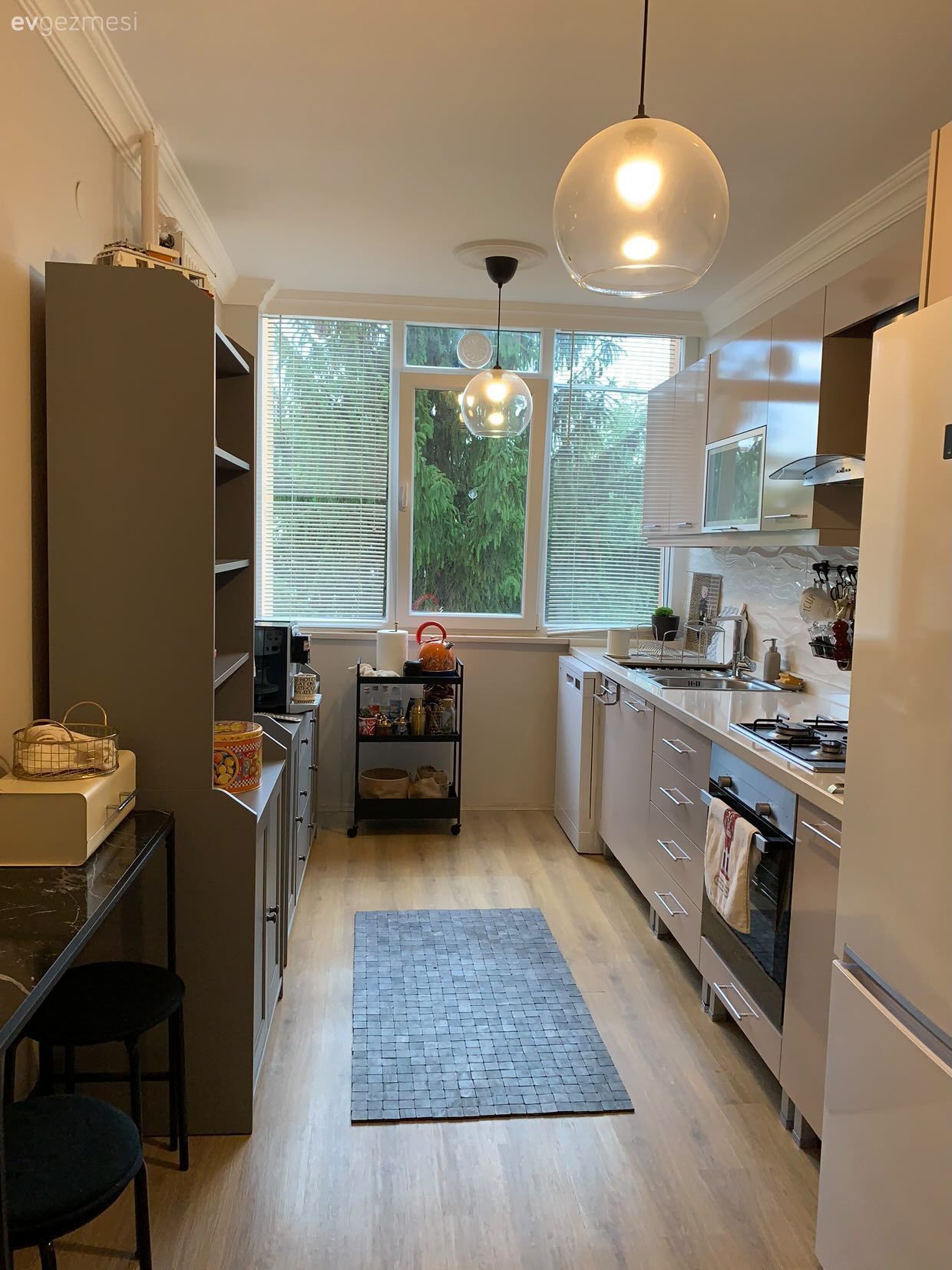 Mutfak, Bej, Krem, Siyah, Mutfak tezgahı, Mutfak tezgah arası, Mutfak halısı, Jaluzi