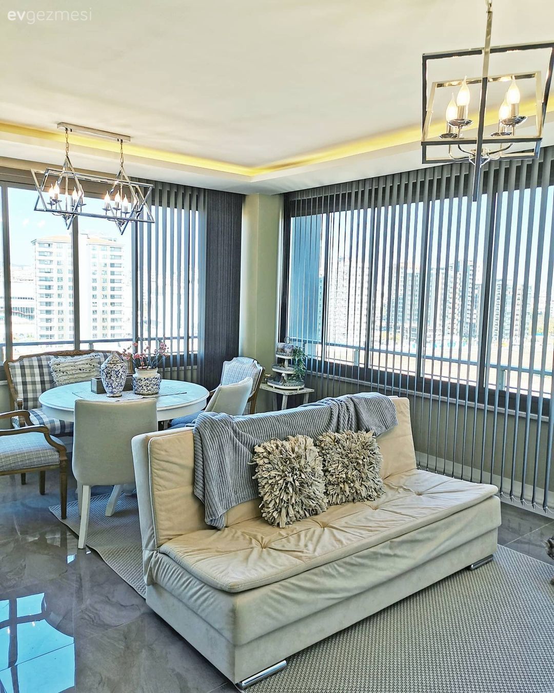 Balkon masası, Sandalye, Beyaz, Gri, Ekose desen, Desenler, Kış bahçesi, Kapalı balkon, Balkon oturma grubu, Balkon, Berjer, Şömine, Taş duvar, Duvar dekorasyonu, Avize, Aydınlatma, Perde