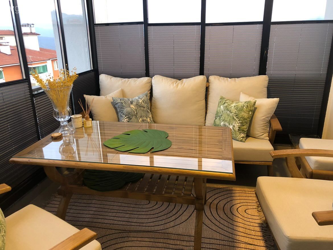 Balkon, Krem, Siyah, Balkon masası, Balkon oturma grubu, Ev bitkisi, Sandalye