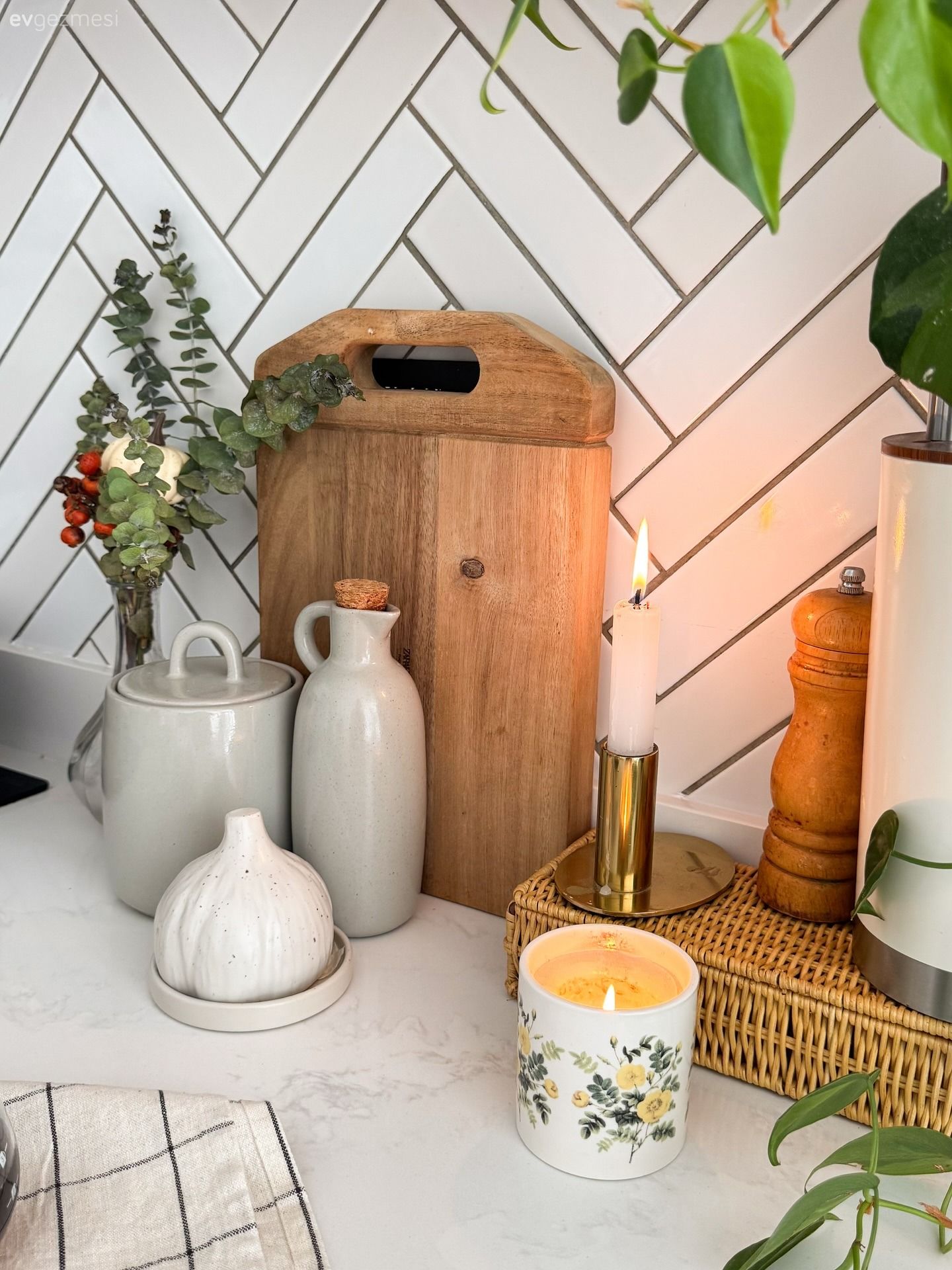 Kademeli Dolaplarla Alan Kazanan Bir Bodrum Mutfağı