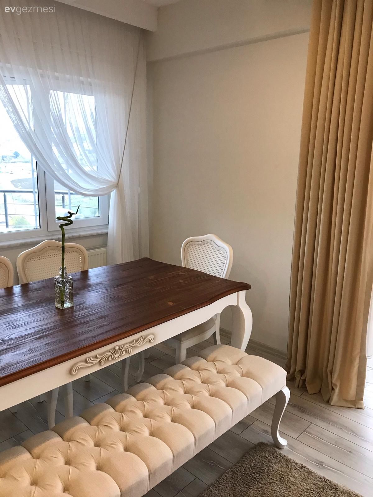 Krem, Beyaz, Fon perde, Perde, Tül perde, Country yemek odası, Sandalye, Ahşap masa, Yemek masası, Şamdan, Ev Aksesuar, Bank