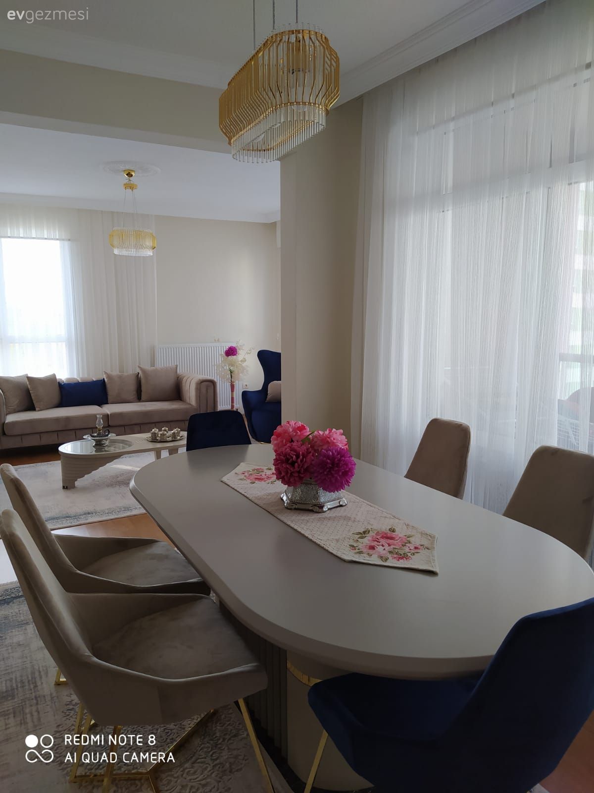 Salon, Parlament mavisi, Vizon, Bej, Koltuk takımı, Berjer, Halı, Salon halısı, Orta sehpa, Sehpa, Sehpa üstü aksesuarı, Ev Aksesuar, Avize, Aydınlatma, Salon avizesi, Kırlent, Ev tekstili, Yemek masası, Sandalye, Altın, Çiçekler, Vazo