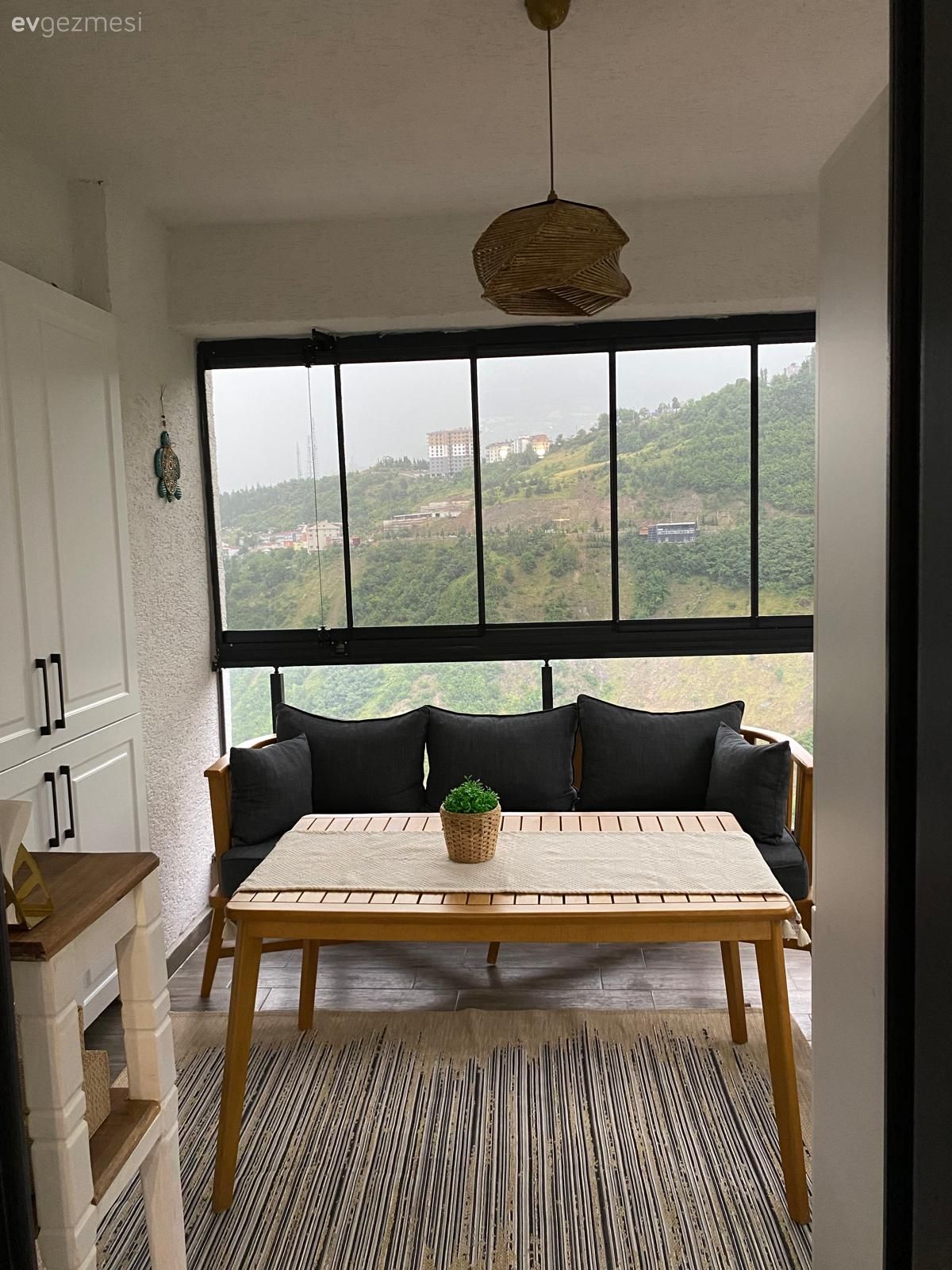 Balkon, İskandinav, Balkon masası, Balkon oturma grubu, Ahşap Mobilya, Hasır avize, Kapalı balkon, Jüt halı, Halı