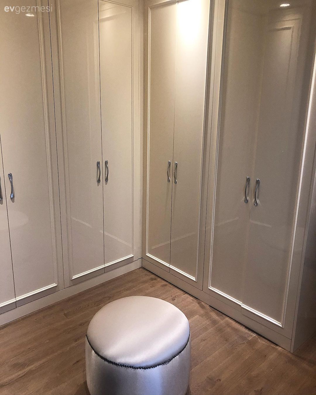 Giyinme odası, Beyaz, Puf, Spot aydınlatma, Aydınlatma