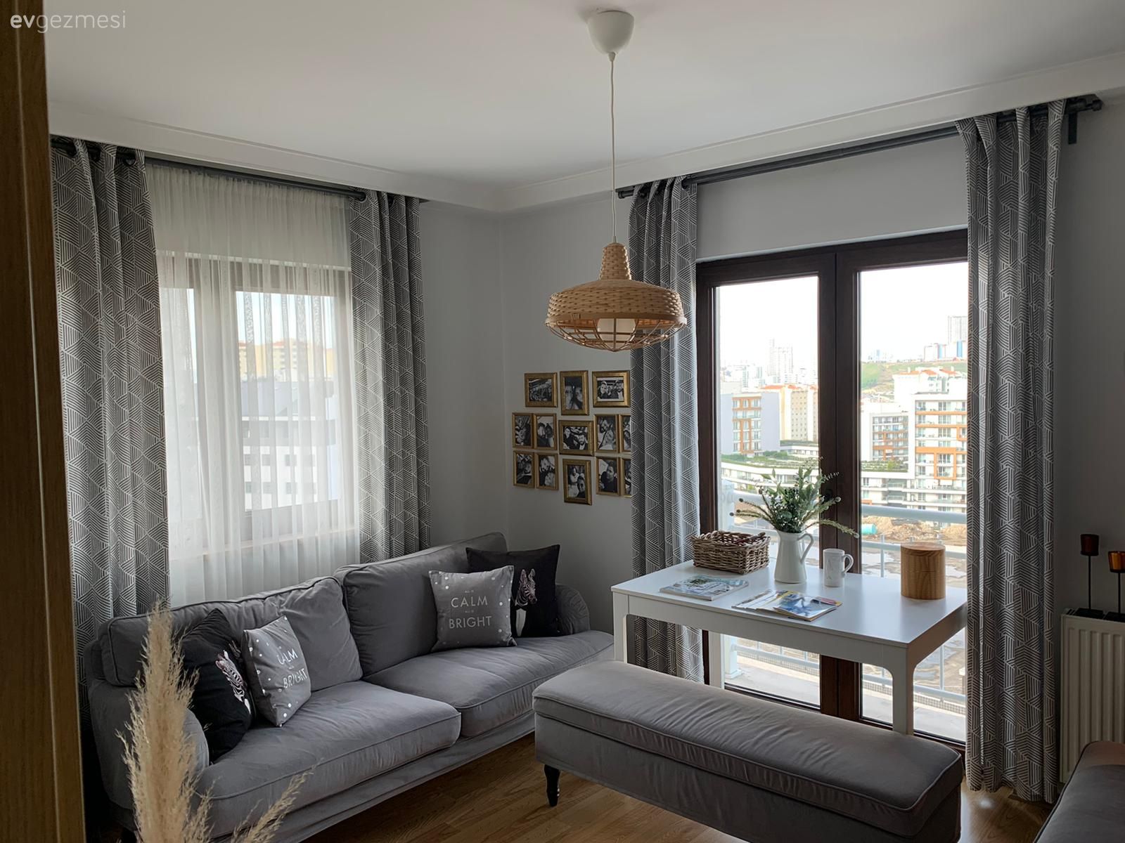 Oturma Odası, Gri, Beyaz, Hardal, Koltuk takımı, Gri koltuk, Bank, Kırlent, Ev tekstili, Fon perde, Perde, Avize, Aydınlatma