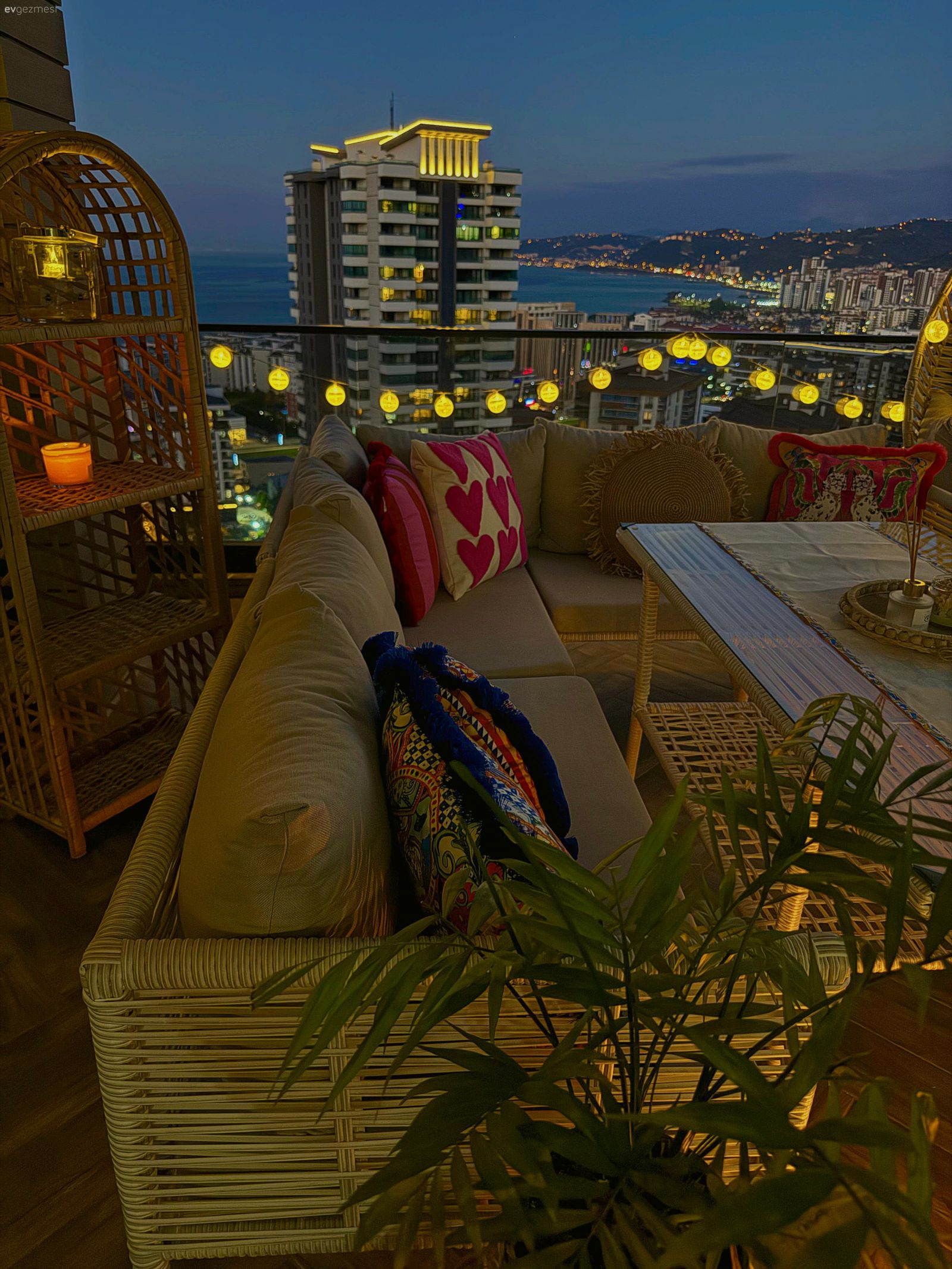 Balkon, Hasır, Led aydınlatma, Aydınlatma, Kırlent, Ev tekstili, Pembe, Hasır dolap, Balkon masası, Ev bitkisi