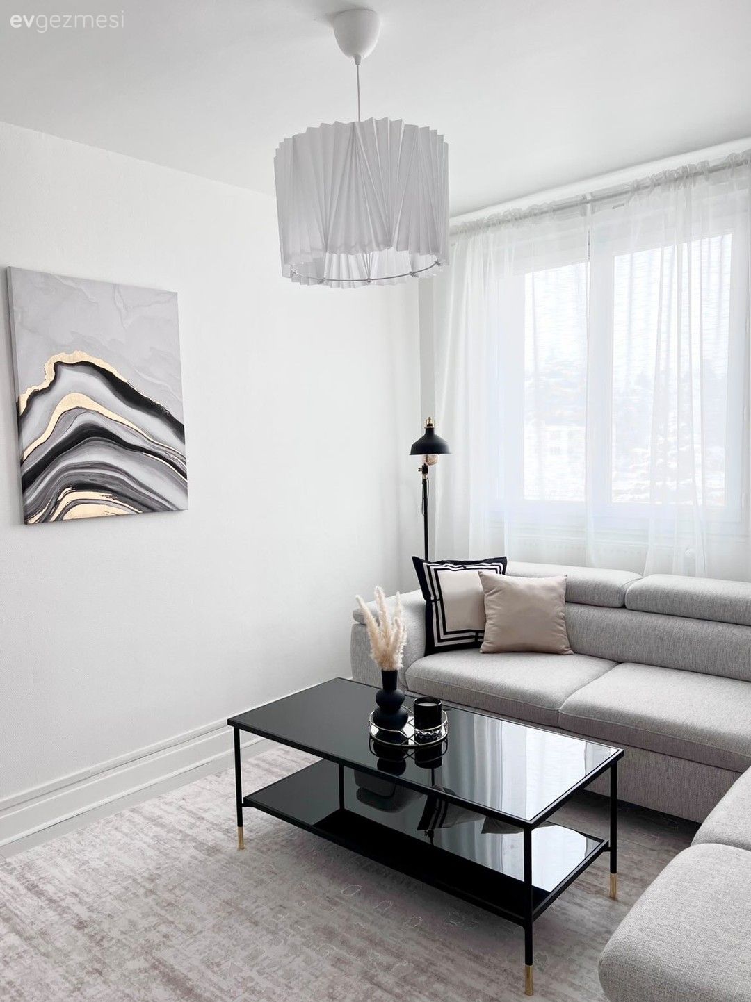 Salon, İskandinav, Bej, Beyaz, Siyah, Köşe koltuk, Koltuk takımı, Fon perde, Perde, Tül perde, Orta sehpa, Sehpa, Halı, Salon halısı, Tablo, Duvar dekorasyonu, Avize, Aydınlatma, Salon avizesi, Kırlent, Ev tekstili, Vazo, Ev Aksesuar