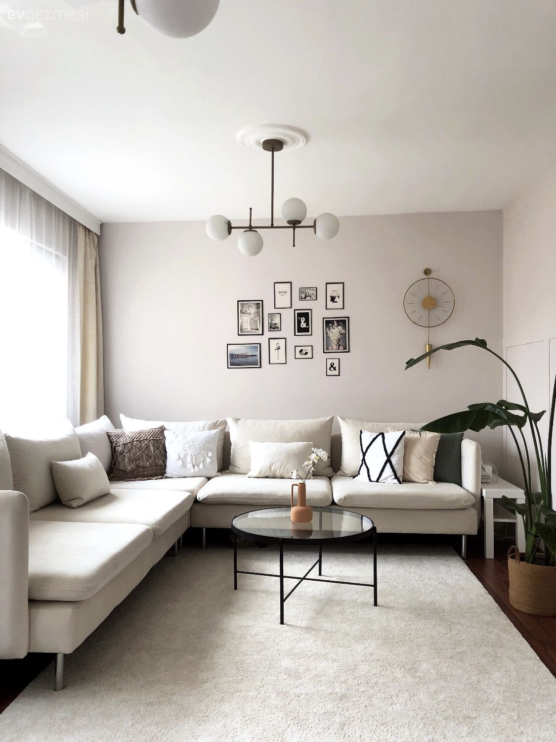 Salon, İskandinav, Beyaz, Krem, Bej, Fon perde, Perde, Tül perde, Köşe koltuk, Koltuk takımı, Saksı, Ev bitkisi, Duvar dekorasyonu, Avize, Aydınlatma, Salon avizesi, Halı, Salon halısı, Orta sehpa, Sehpa
