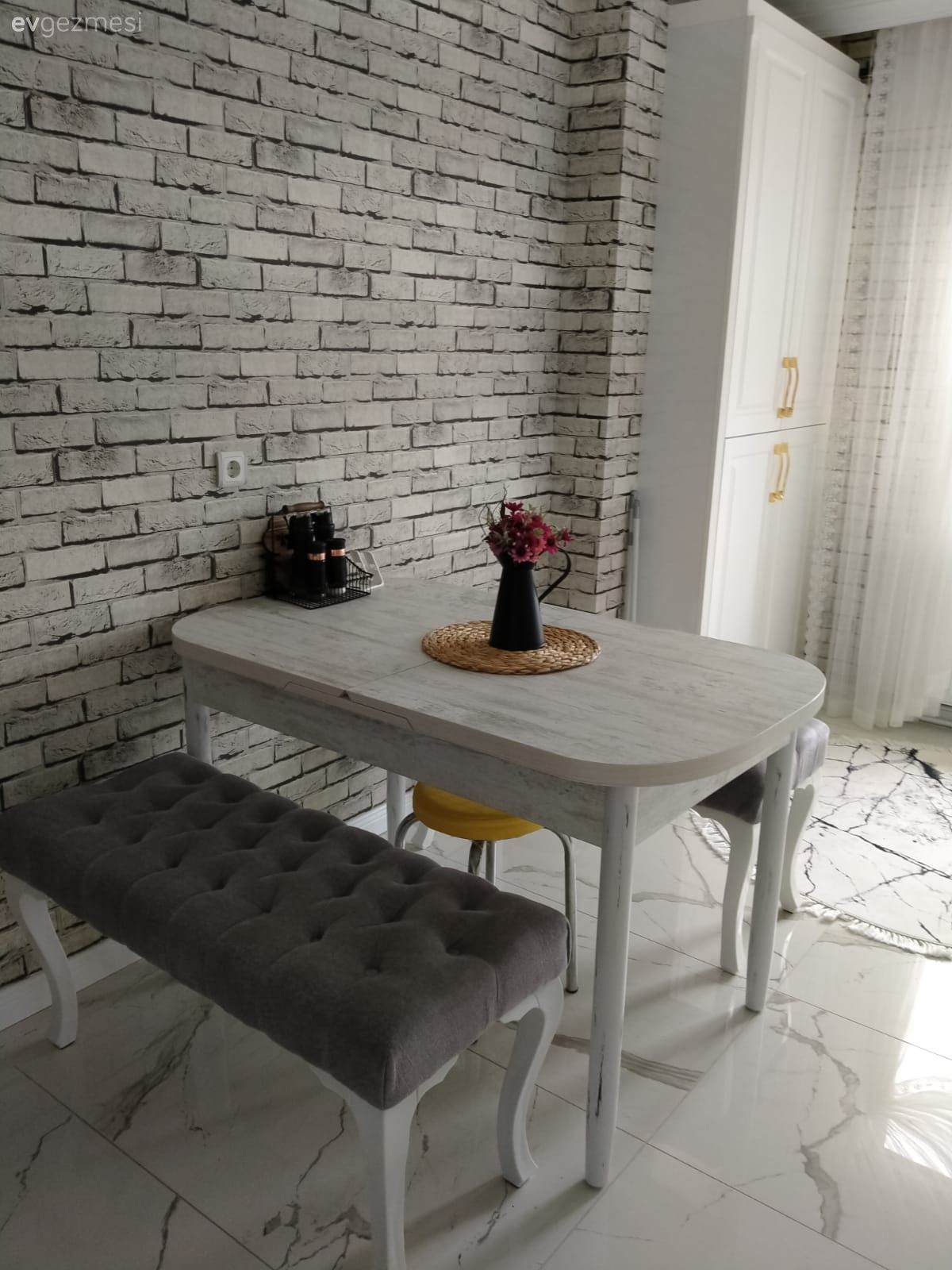 Beyaz ve Altın Kardeşliği: Kocaeli'den Şık Bir Mutfak