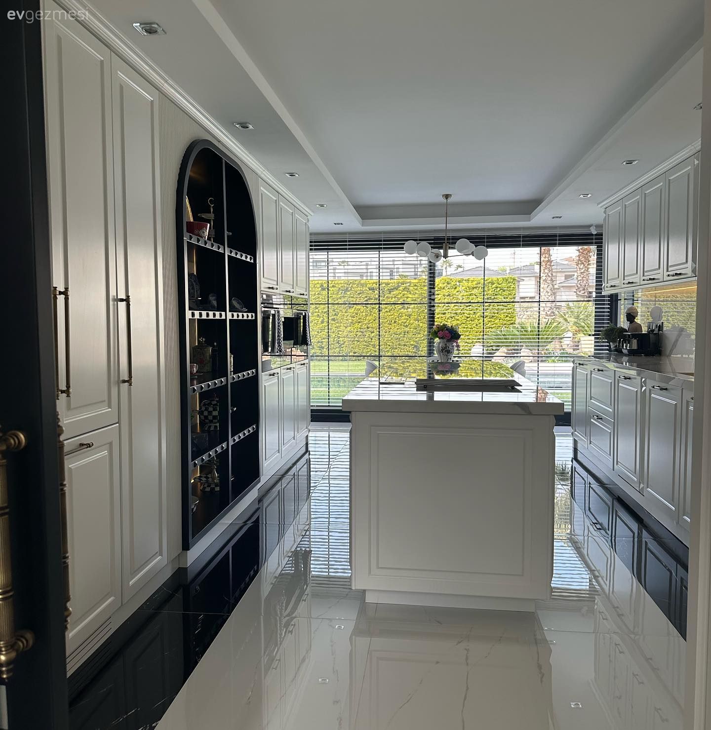 Beyaz ve Siyahı Ayırmayan Bu İzmir Evi Pek Bir Havalı!