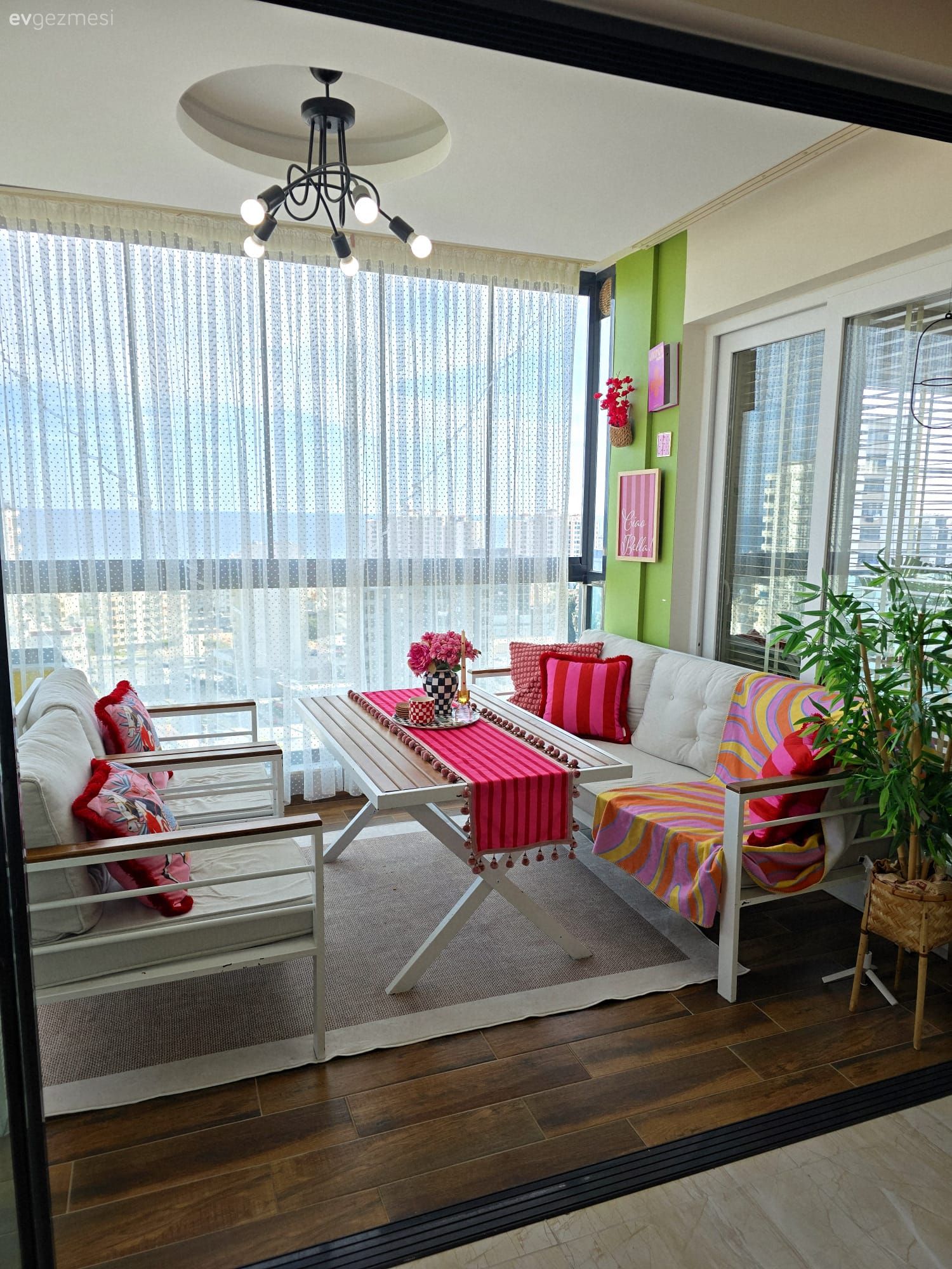Balkon, Bohem Dekorasyon, Yeşil, Pembe, Fuşya, Balkon oturma grubu, Balkon masası, Yeşil duvar, Balkon perdesi, Kırlent, Ev tekstili, Ev bitkisi, Balkon avizesi, Balkon halısı