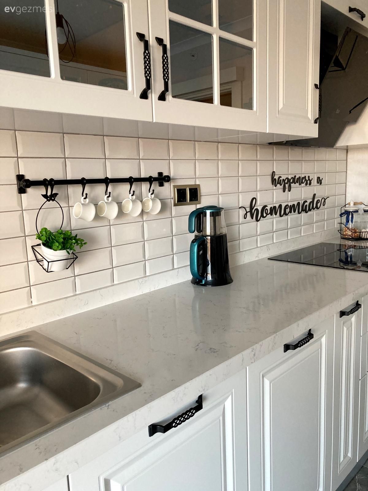 Mutfak, Beyaz, Gri, Siyah, Country mutfak, Davlumbaz, Shaker kapaklı dolaplar, Mutfak tezgahı, Mutfak tezgah arası, Metro seramik, Seramik, Mutfak zemin seramikleri, Mutfak halısı, Sandalye, Mutfak masası, Mutfak aksesuarları