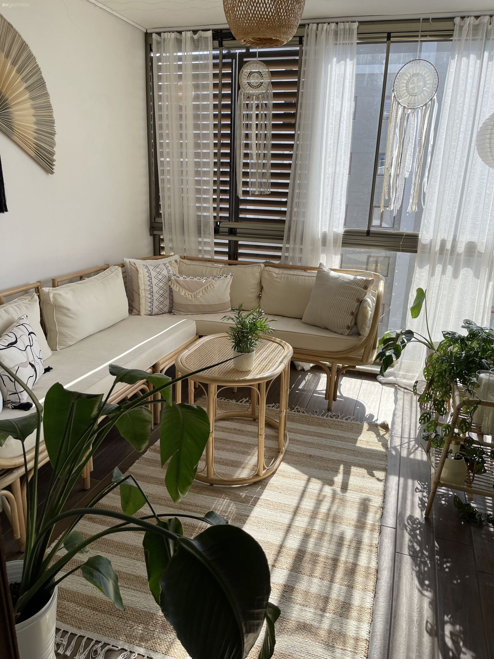 Bu Zevkli Bursa Balkonu Adeta Evin Oturma Odası Kıvamında!