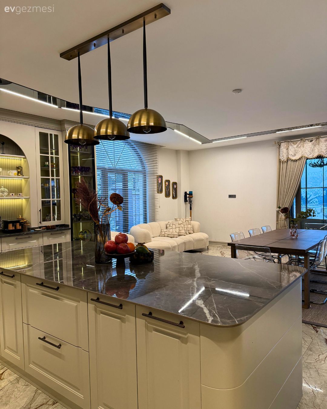 Açık konsept yaşam alanı, Mutfak, Modern mutfak, Beyaz, Bej, Krem, Koltuk takımı, Berjer, Jaluzi, Yemek masası, Sandalye, Halı, Jüt halı, Ada mutfak, Mutfak Avize Modelleri, Sarkıt, Aydınlatma, Mutfak tezgahı, Mutfak tezgah arası, Ankastre, Kahve köşesi, Mutfak zemin seramikleri