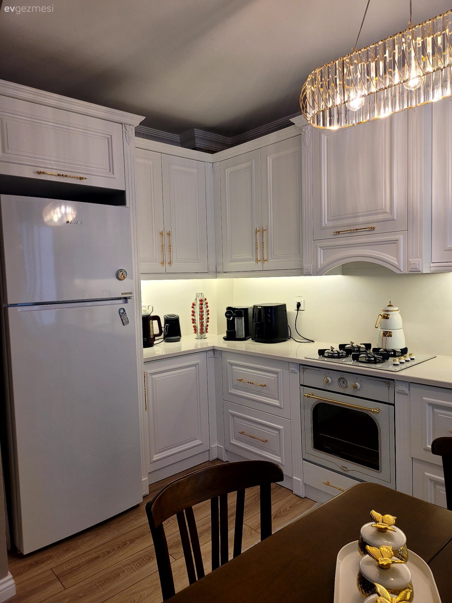 Mutfak, Country, Beyaz, Beyaz mutfak, Shaker kapaklı dolaplar, Mutfak tezgahı, Mutfak tezgah arası, Porselen tezgah, Ankastre, Jaluzi, Sandalye, Mutfak masası, Mutfak Avize Modelleri