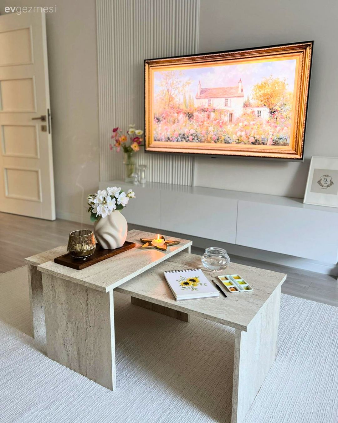 Tv ünitesi, Beyaz, Krem, Bej, Tv ünitesi aksesuarları, Ev Aksesuar, Orta sehpa, Sehpa, Halı, Salon halısı, Duvar çıtalama, Dekoratif Objeler