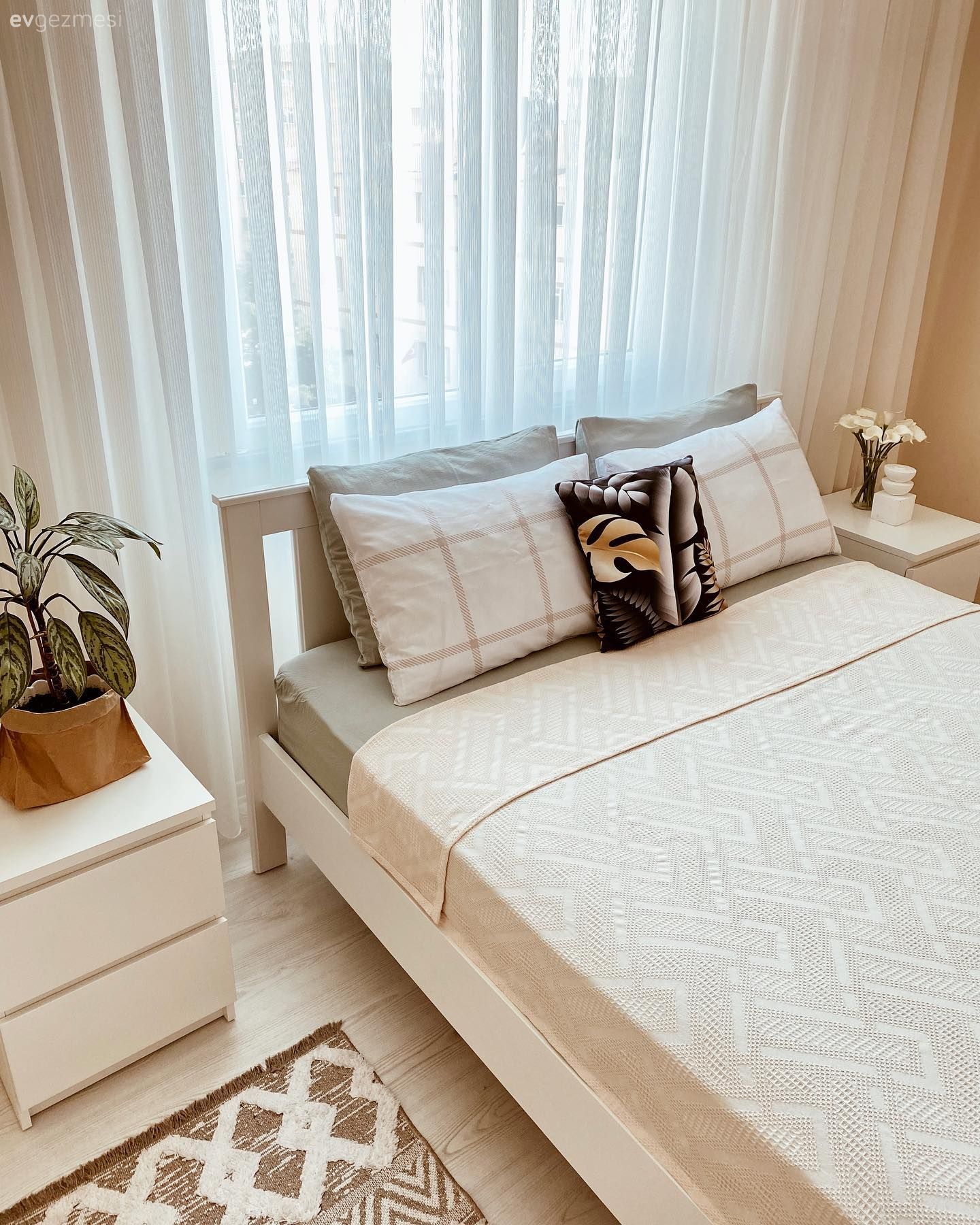 Yatak Odası, Beyaz, Gri, Tül perde, Perde, Yatak örtüsü, Komodin