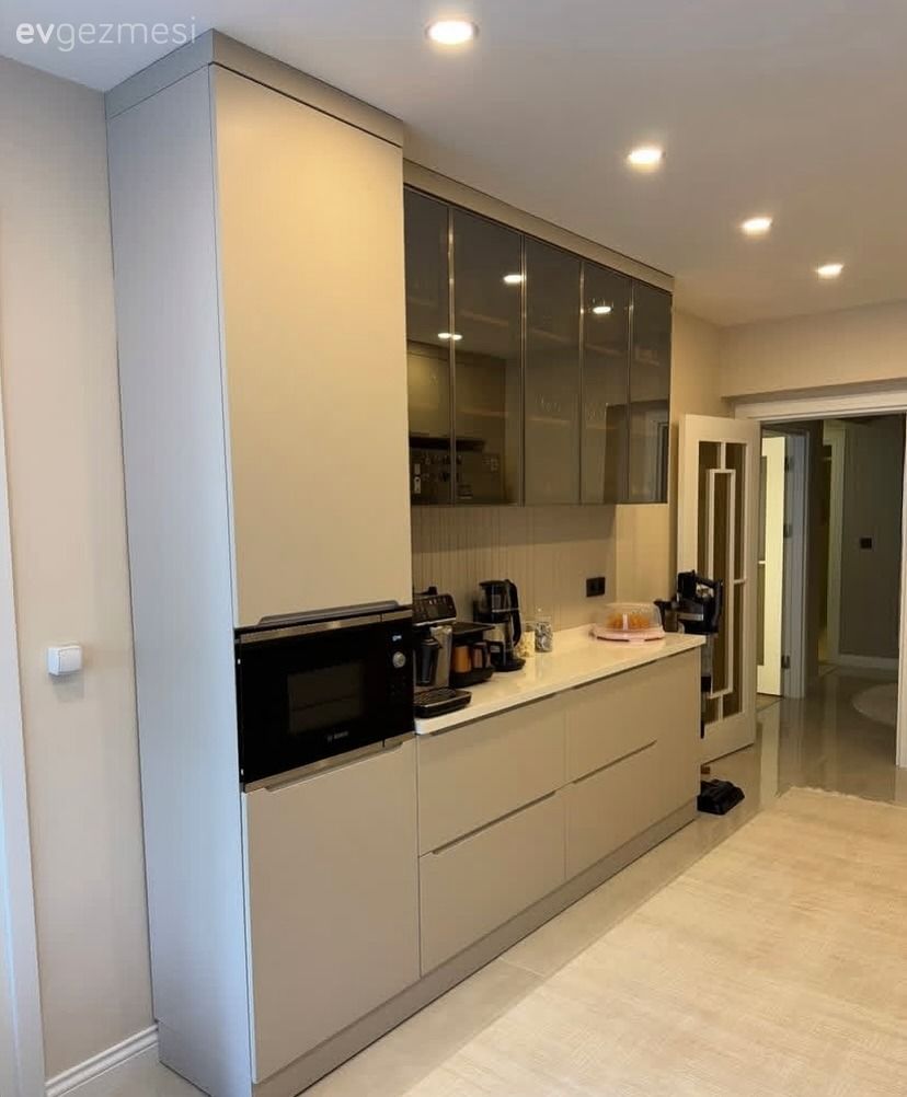 Koridor Tipi Bu Mutfakta Kulpsuz Panel Kapaklar Zamansızlık Sunmuş