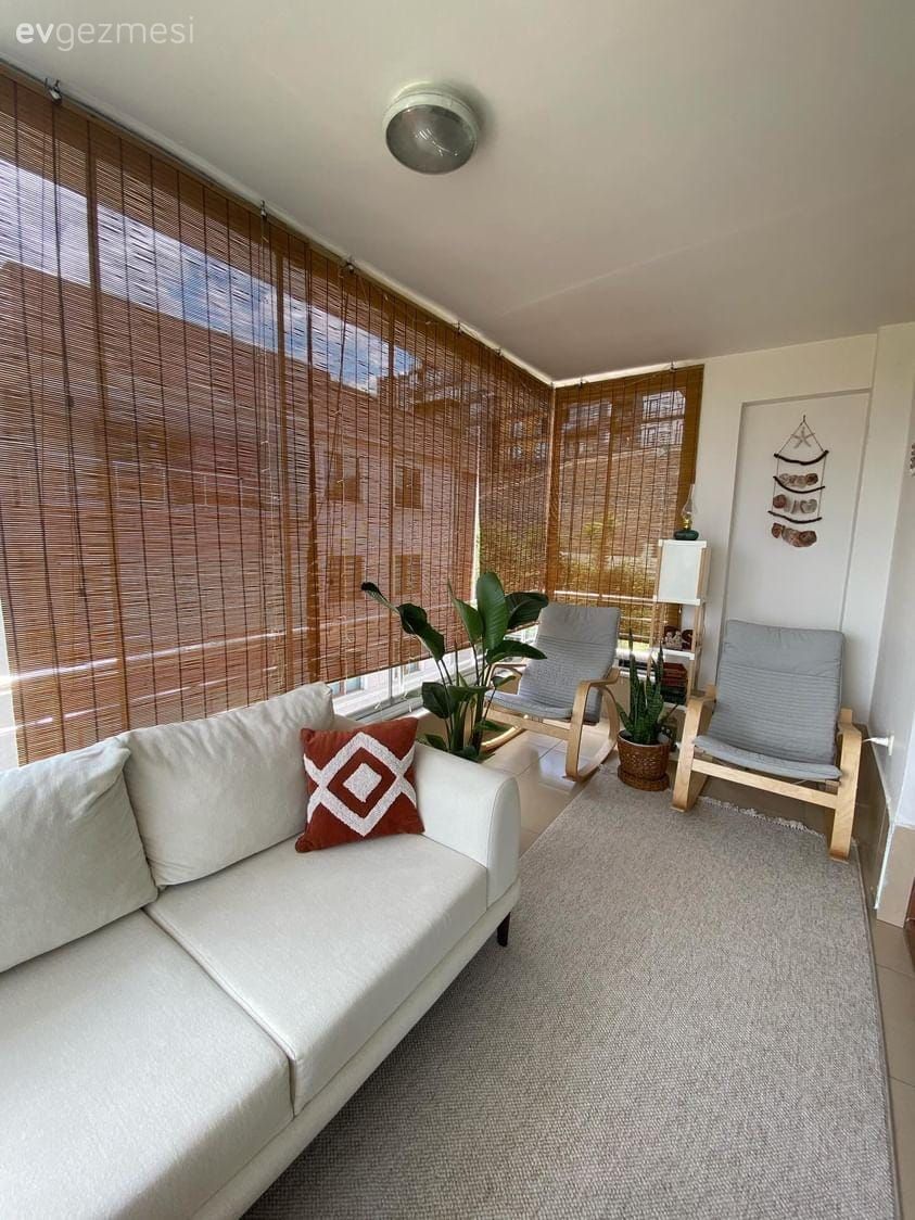 Balkon, Bohem Dekorasyon, İskandinav, Beyaz, Hasır, Gri, Balkon oturma grubu, Köşe koltuk, Koltuk takımı, Ev bitkisi, Saksı, Kırlent, Ev tekstili