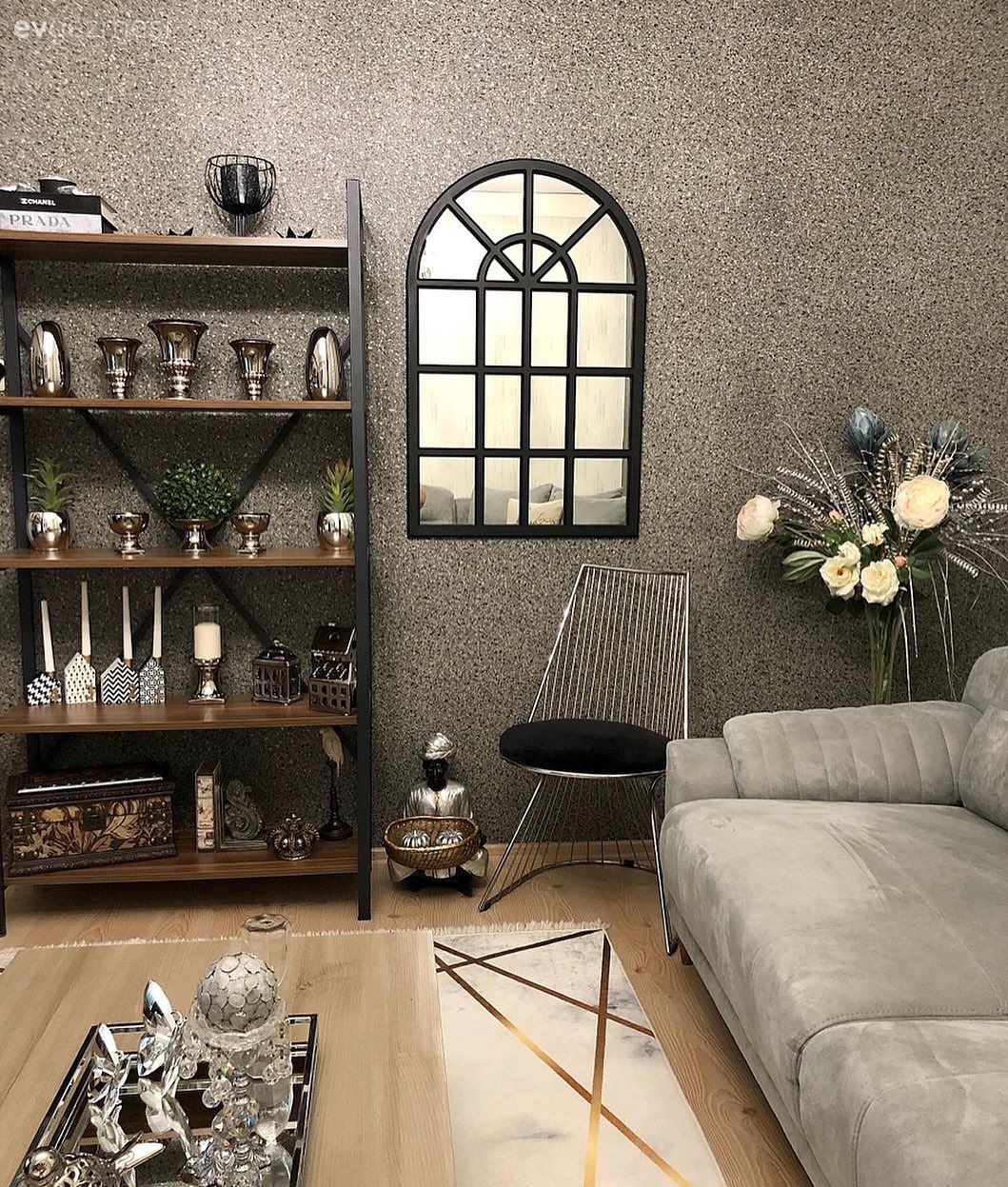 Salon, Koltuk takımı, Gri, Siyah, Ahşap Mobilya, Halı, Salon halısı, Geometrik desen, Desenler, Orta sehpa, Sehpa, Vitrin, Gri duvar, Vazo, Ev Aksesuar, Çiçekler, Dekoratif Objeler, Pencere duvar dekoru, Duvar dekorasyonu
