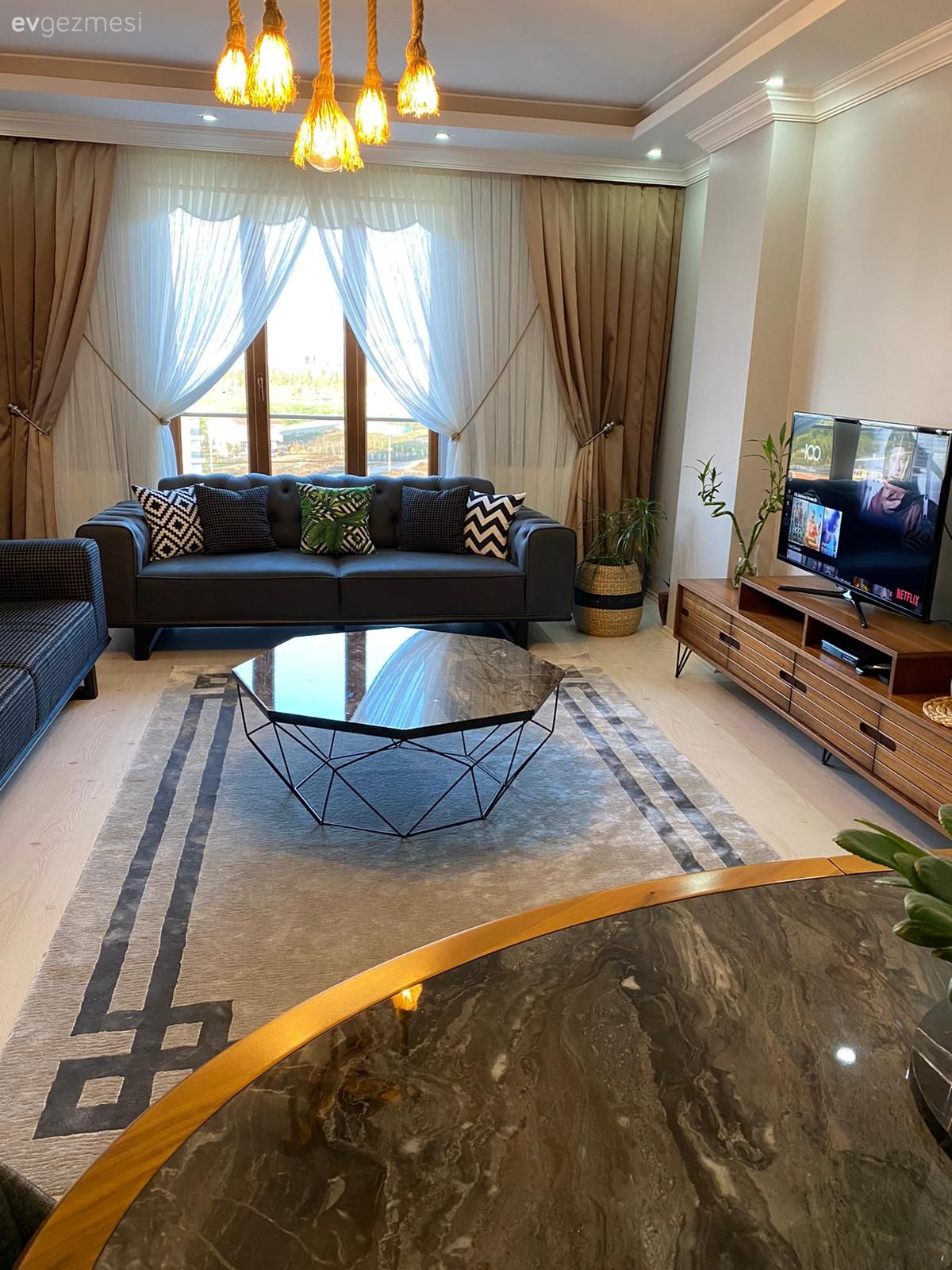 Salon, Gri, Beyaz, Siyah, Koltuk takımı, Halı, Orta sehpa, Sehpa, Metal ayaklı sehpa, Avize, Aydınlatma, Salon avizesi, Spot aydınlatma, Tv ünitesi, Tv ünitesi aksesuarları, Ev Aksesuar, Çizgili desen, Desenler, Tül perde, Perde, Fon perde