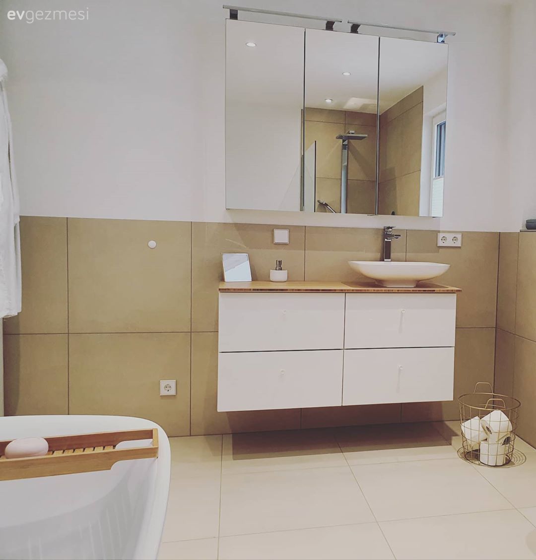 Banyo, Beyaz, Kahverengi, Banyo dolabı, Banyo aynası, Ayna kapaklı dolap, Ayna, Banyo seramikleri