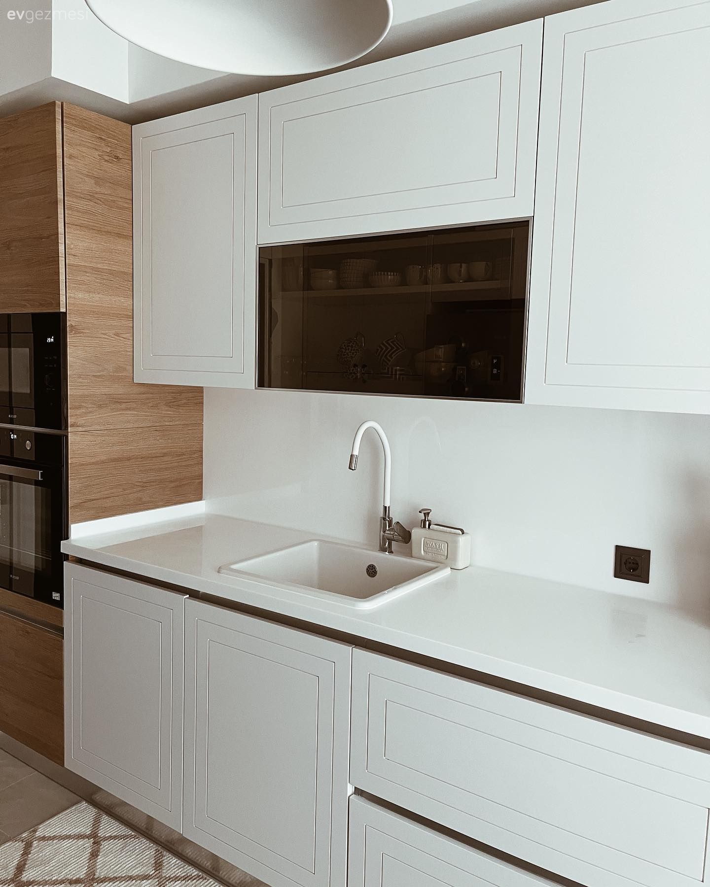 Mutfak, Beyaz, Beyaz ve ahşap mutfak, Kulpsuz mutfak dolabı, Mutfak tezgahı, Mutfak tezgah arası