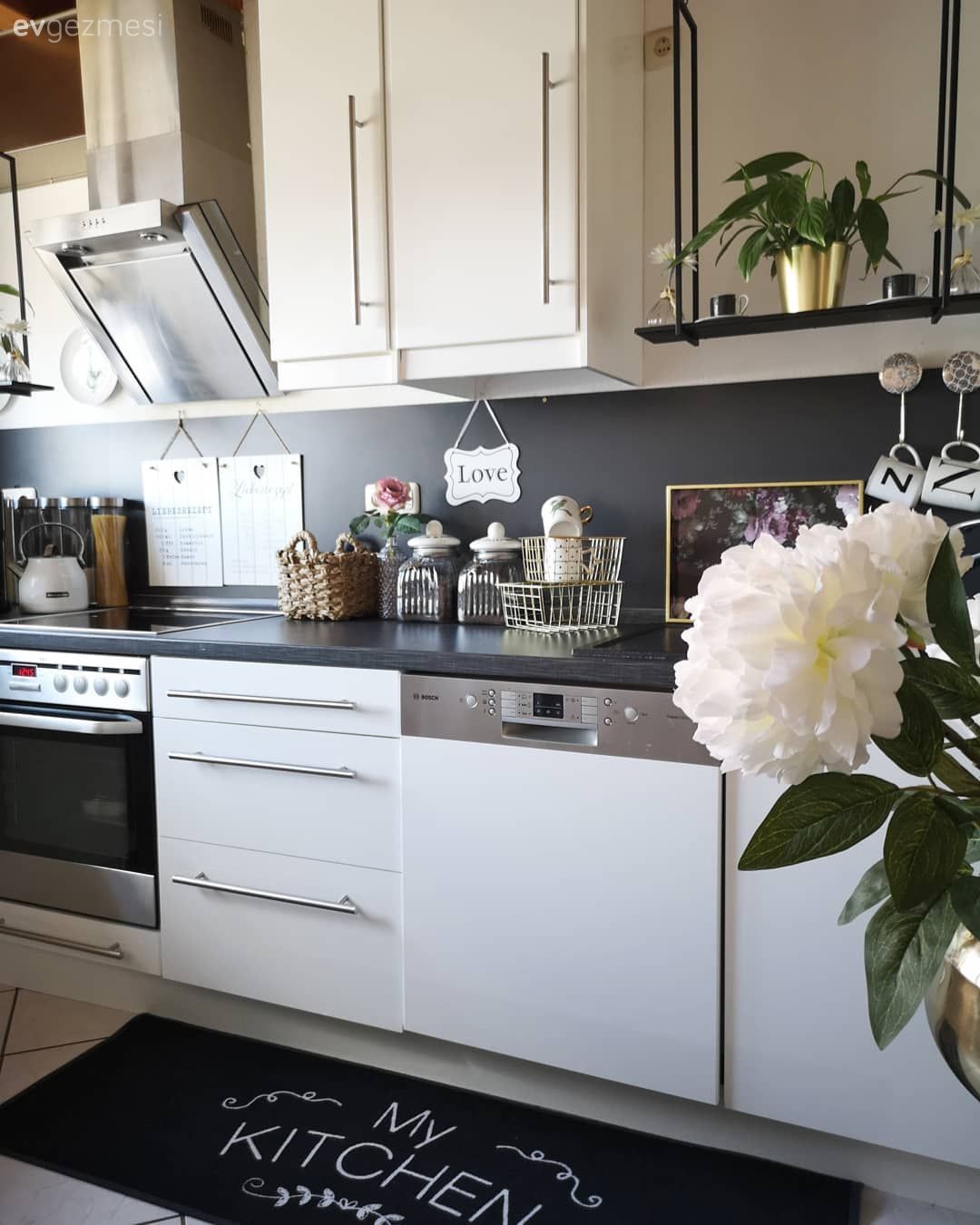 Mutfak, Modern, Beyaz, Mutfak tezgahı, Mutfak tezgah arası, Siyah tezgah, Davlumbaz, Mutfak aksesuarları, Tavan dekorasyon, Mutfak halısı, Çiçekler