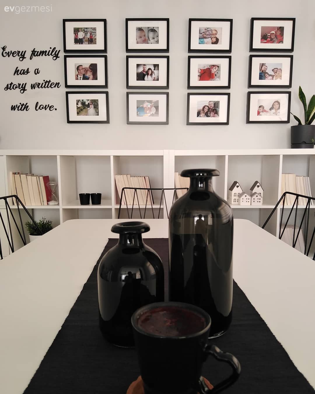 Yemek Odası, Beyaz, Siyah, Yemek masası, Sandalye, Metal sandalye, Kitaplık, Çerçeve, Galeri duvarı, Duvar dekorasyonu, Avize, Aydınlatma, Masa örtüsü, Ev tekstili, Modern, Dekoratif Objeler, Dekoratif küp