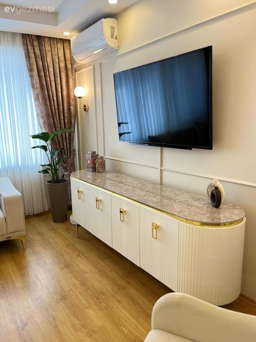 Beyaz, Altın, Fon perde, Perde, Tül perde, Aplik, Aydınlatma, Parke, Tv ünitesi, Tv ünitesi aksesuarları, Ev Aksesuar, Saksı, Ev bitkisi, Dekoratif Objeler, Duvar çıtalama, Koltuk takımı