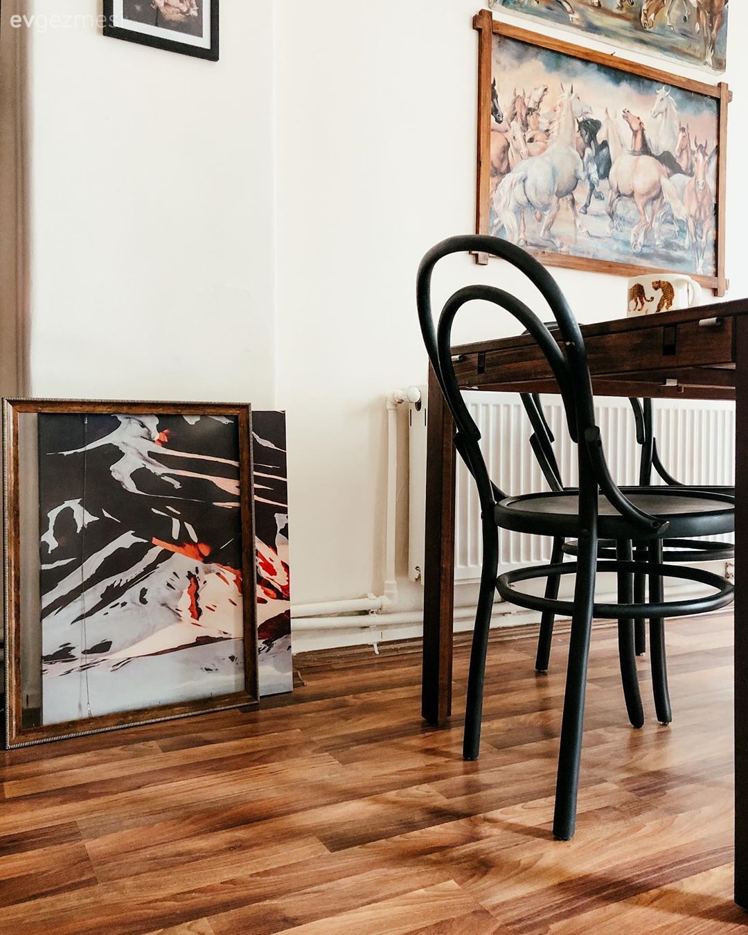 Sandalye, Yemek masası, Tablo, Duvar dekorasyonu, Kahverengi, Siyah, Parke