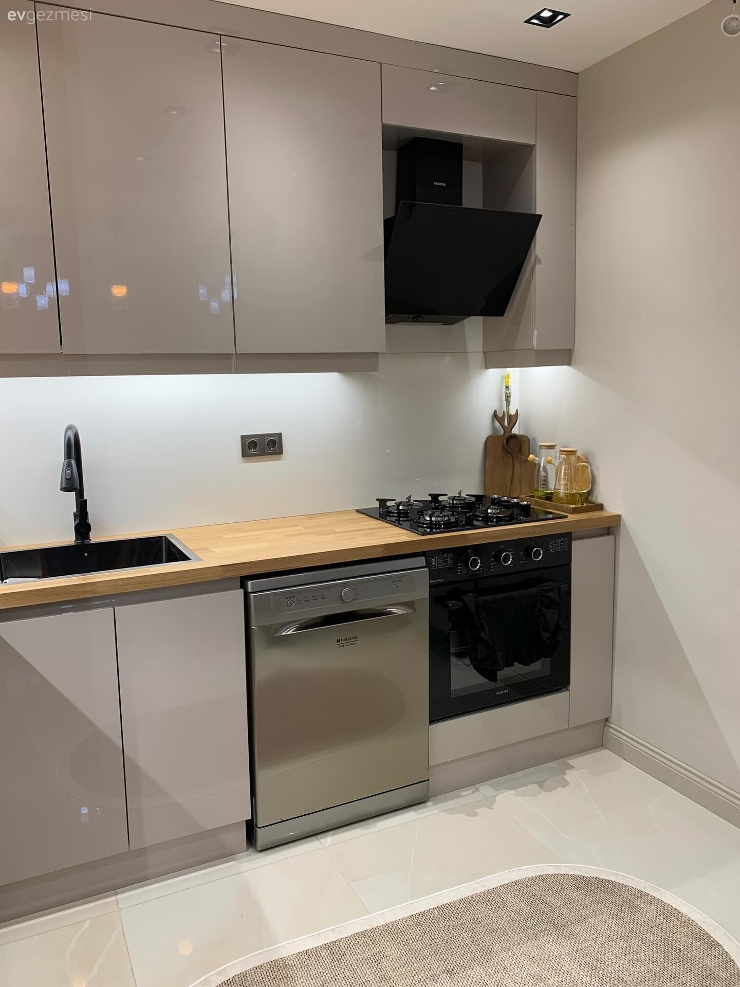 Açık konsept yaşam alanı, Beyaz, Gri, Modern, Ankastre, Mutfak, Mutfak tezgahı, Mutfak tezgah arası, Mutfak halısı, Ahşap mutfak tezgahı, Mutfak aksesuarları, Spot aydınlatma, Aydınlatma, Eviye , Mutfak bataryası