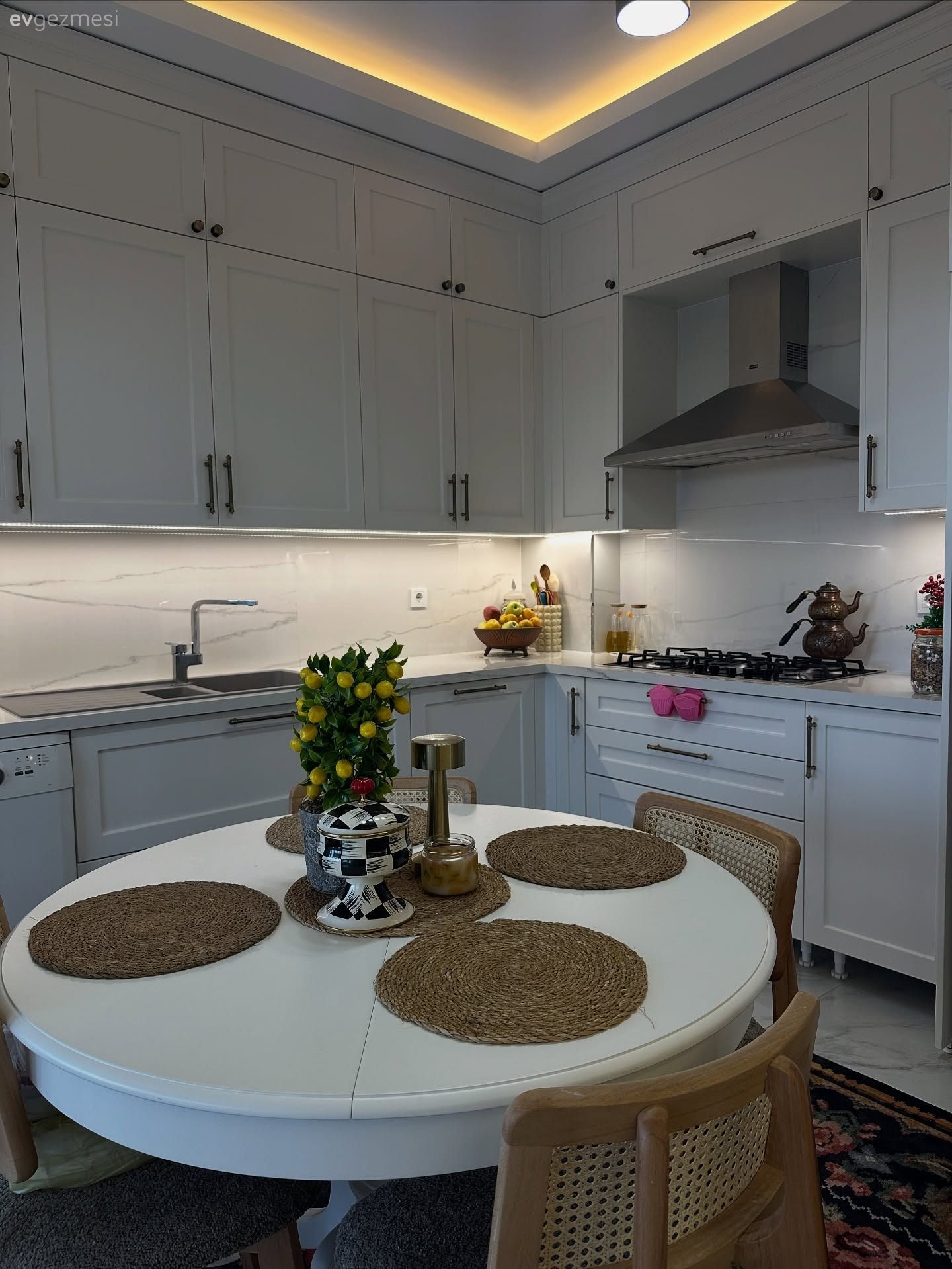 Mutfak, Beyaz, Beyaz mutfak, Shaker kapaklı dolaplar, Mutfak aksesuarları, Led aydınlatma, Aydınlatma, Mutfak tezgahı, Mutfak tezgah arası, Hazeran, Mutfak sandalyesi, Mutfak masası, Mutfak halısı